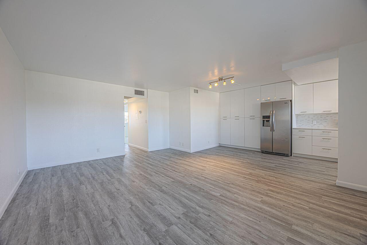HAMPTON GARDENS 1 CONDO - Residential