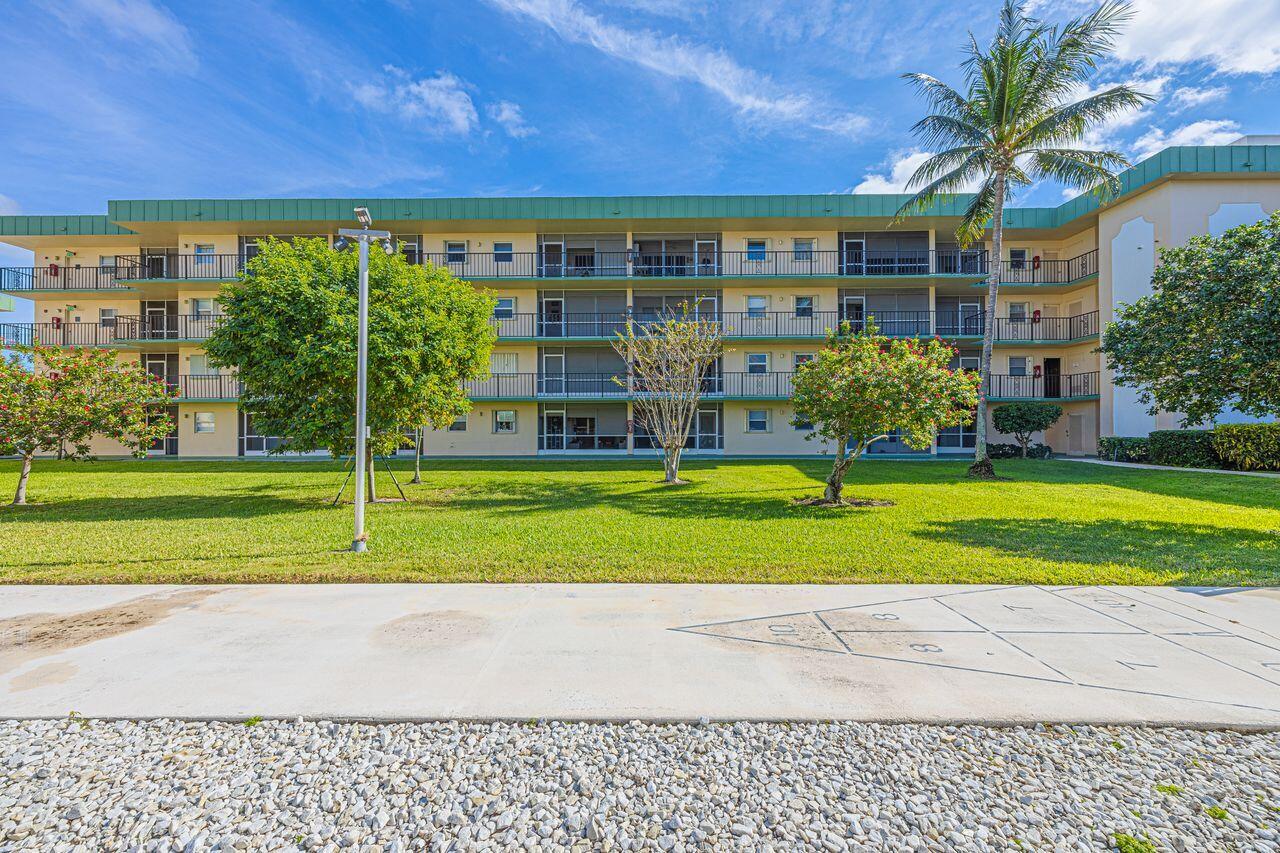 HAMPTON GARDENS 1 CONDO - Residential