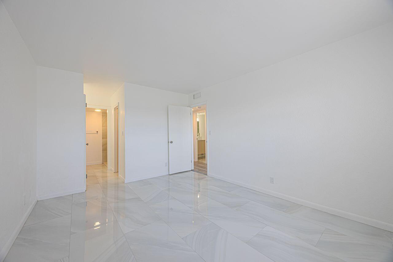 HAMPTON GARDENS 1 CONDO - Residential