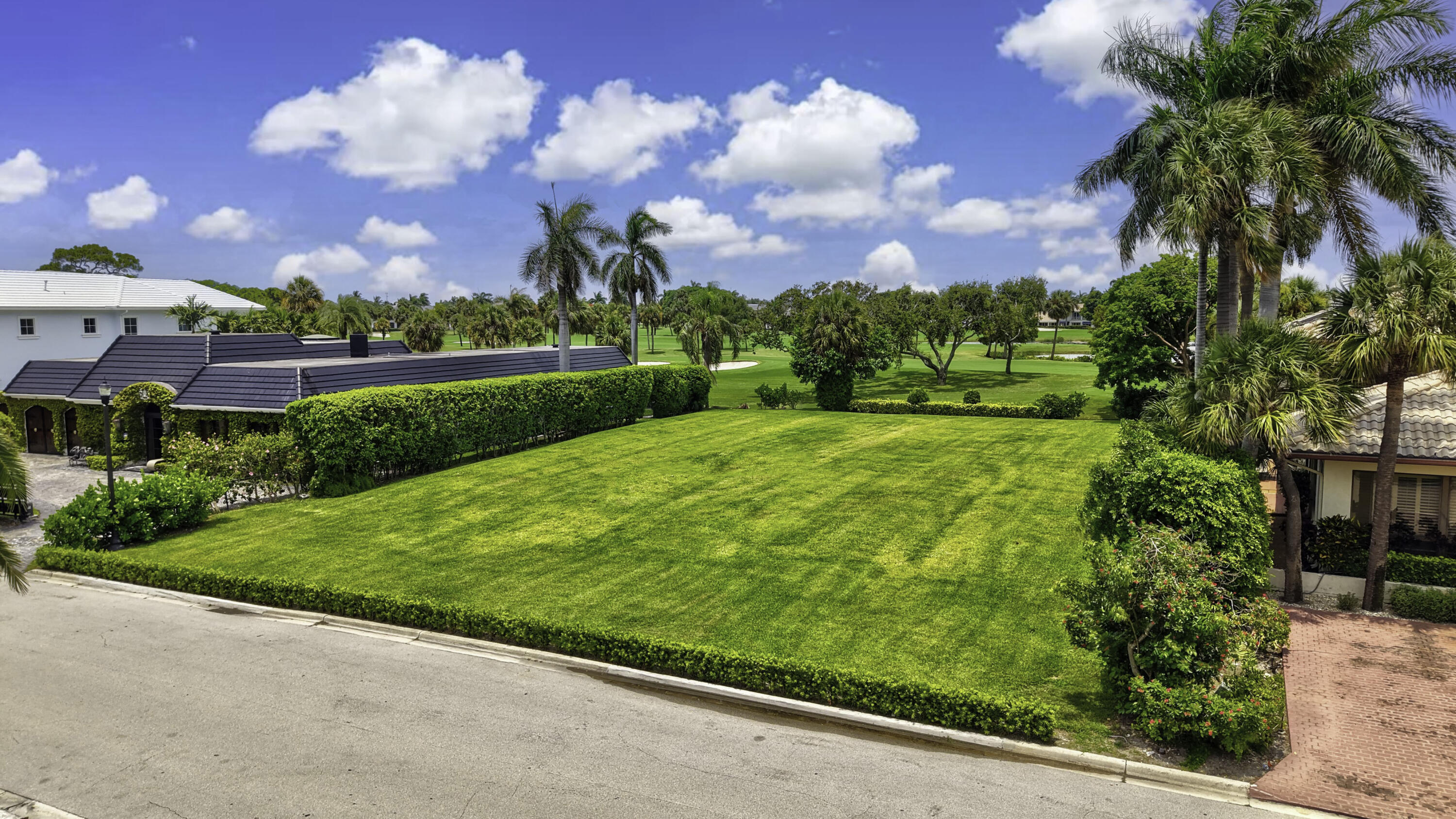 ROYAL PALM YACHT & COUNTRY CLUB - Land