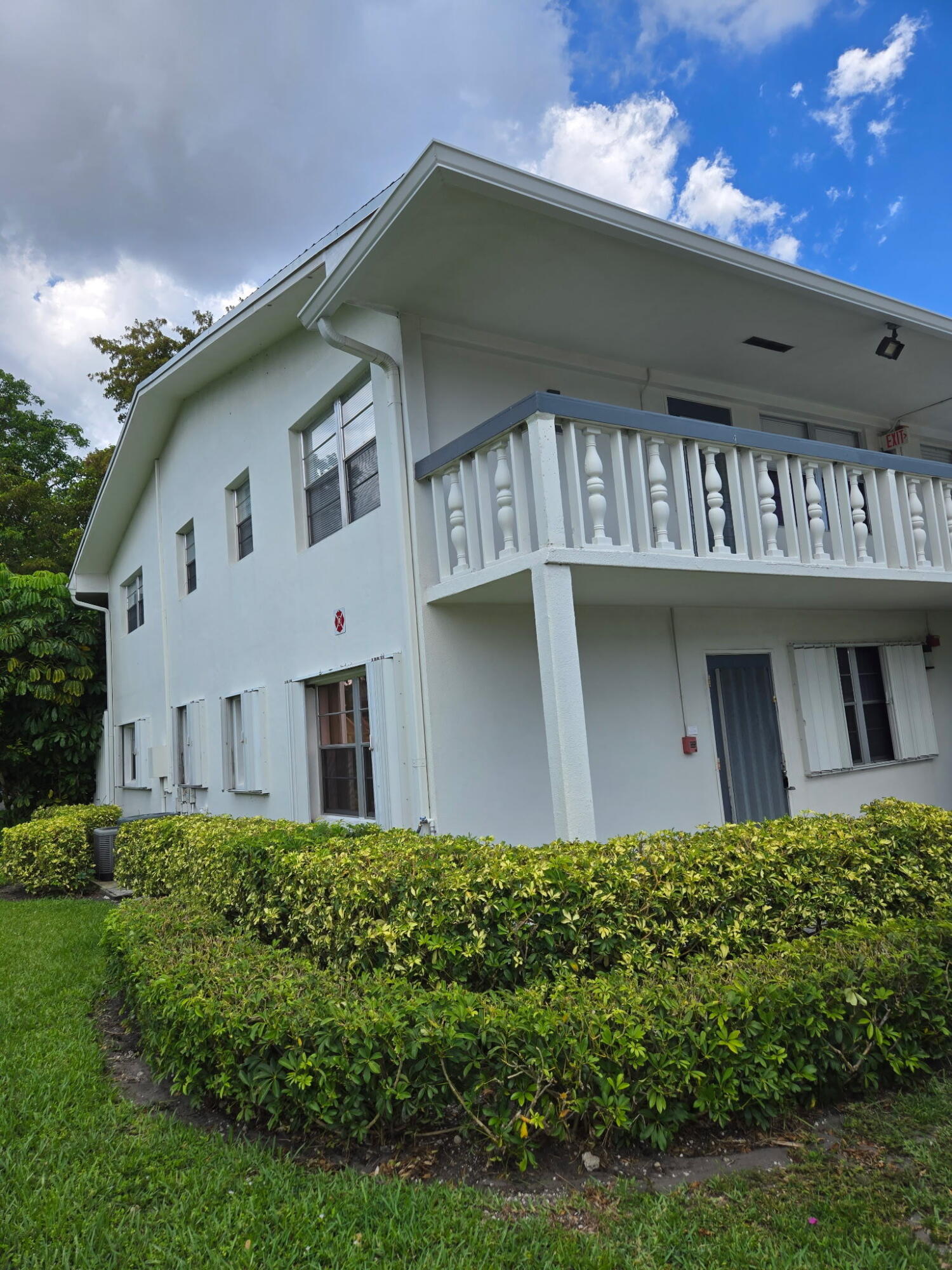 FIRST floor , CORNER unit waiting for the new owner. Newer AC . Excellent location . Handy man specials!!! Motivated Seller.Building has a new roof. This is 55 + community