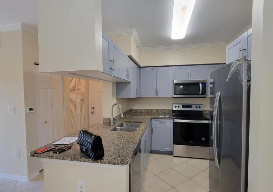 VILLAS AT EMERALD DUNES CONDO - Residential Lease