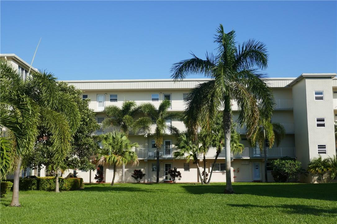 VILLAGE ROYALE ON GREEN - Residential