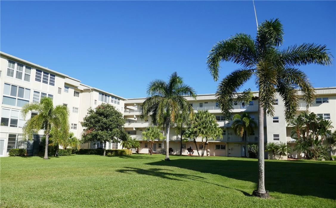 VILLAGE ROYALE ON GREEN - Residential