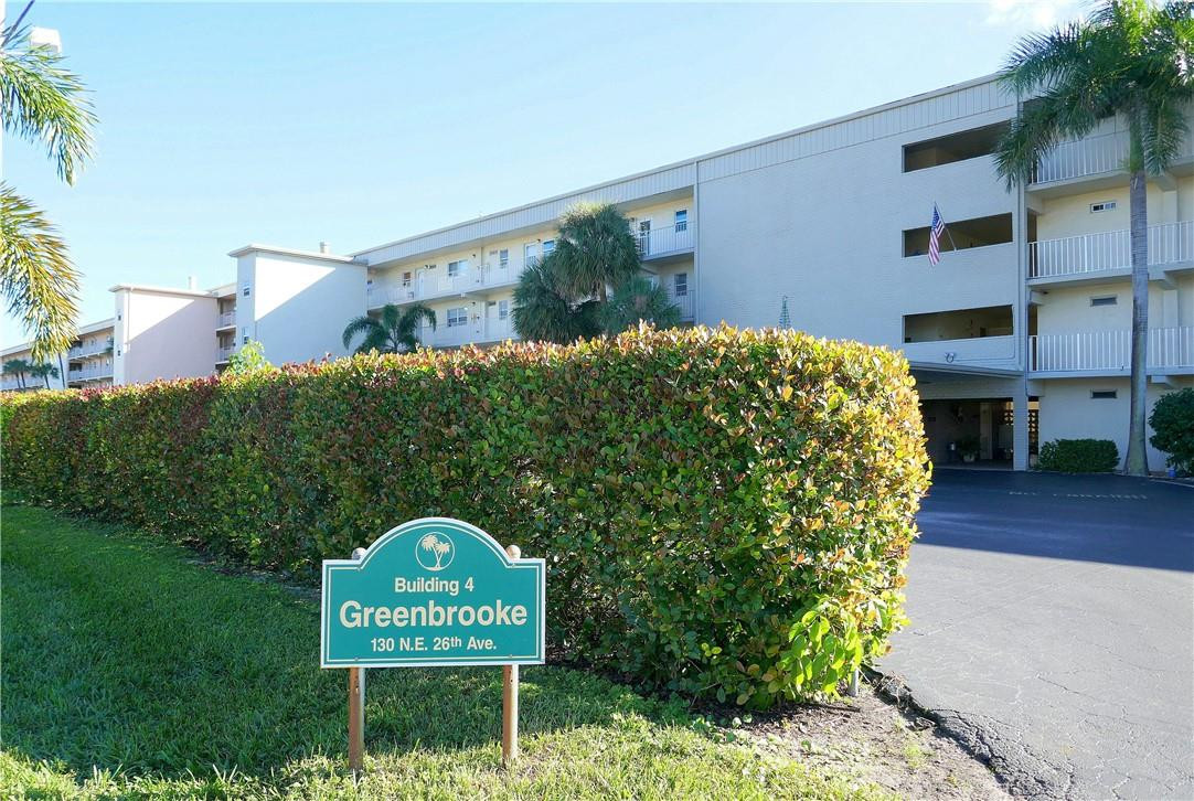 VILLAGE ROYALE ON GREEN - Residential