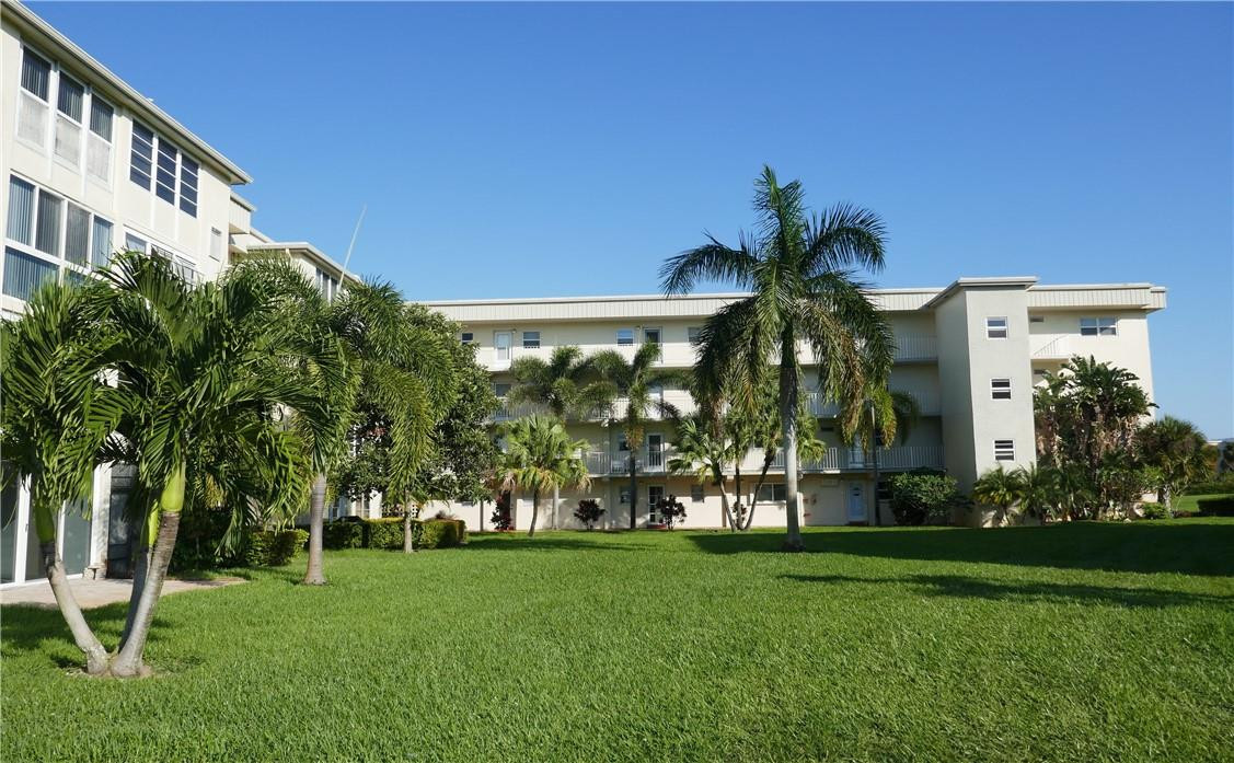VILLAGE ROYALE ON GREEN - Residential