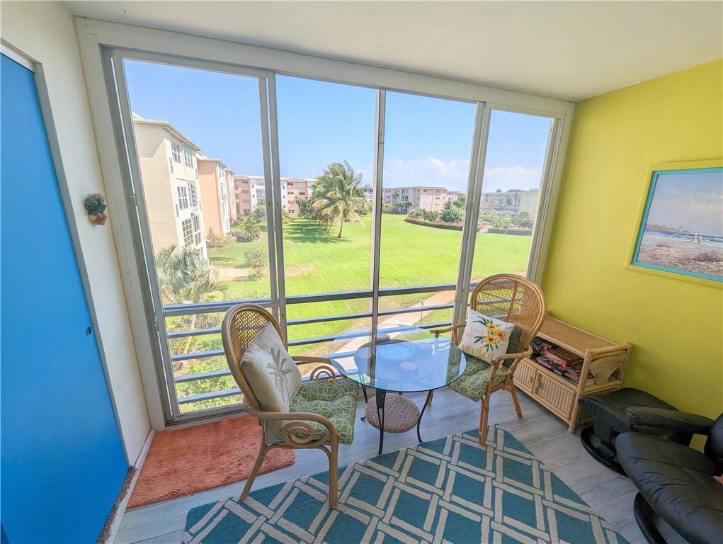 VILLAGE ROYALE ON GREEN - Residential
