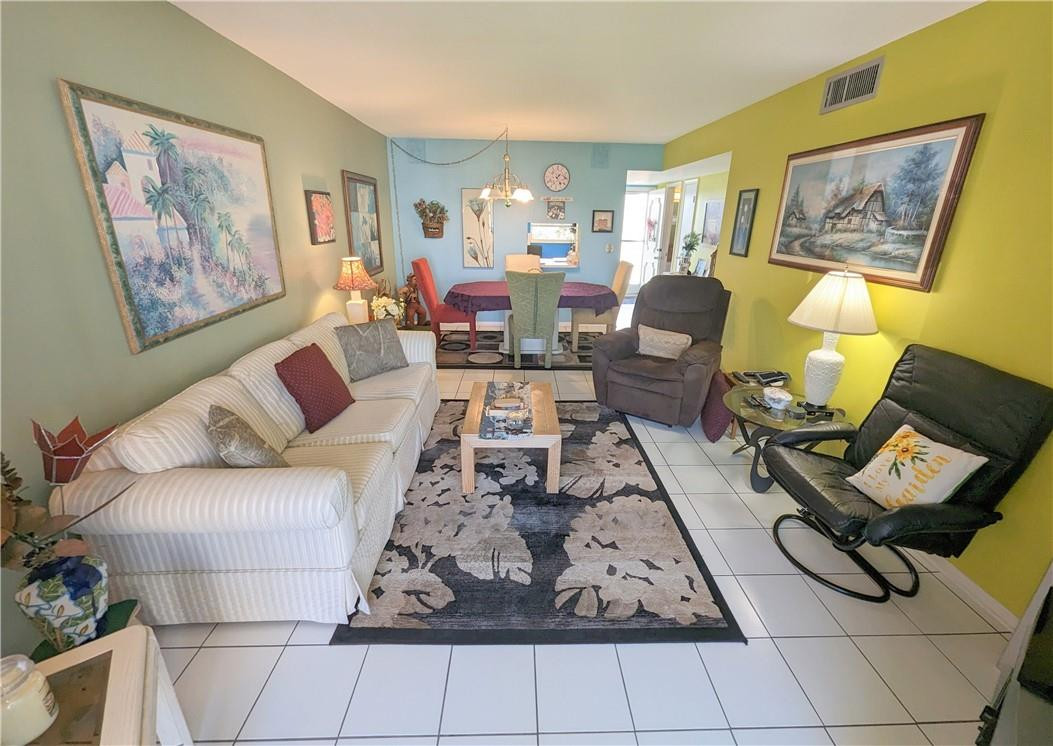 VILLAGE ROYALE ON GREEN - Residential