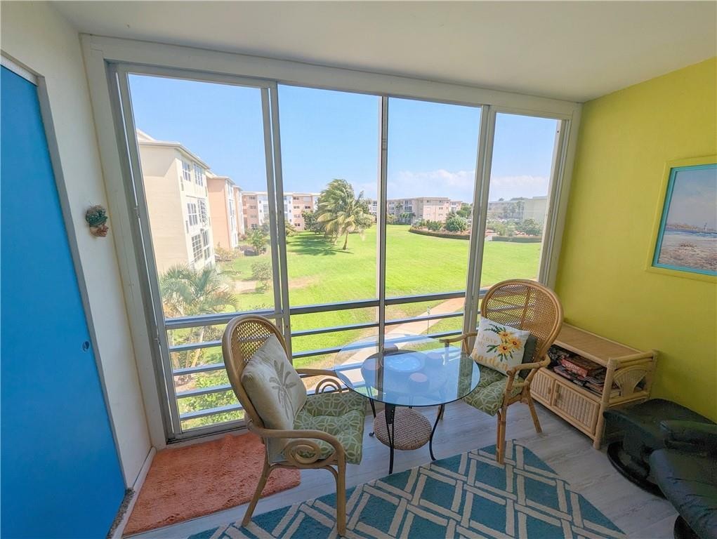 VILLAGE ROYALE ON GREEN - Residential