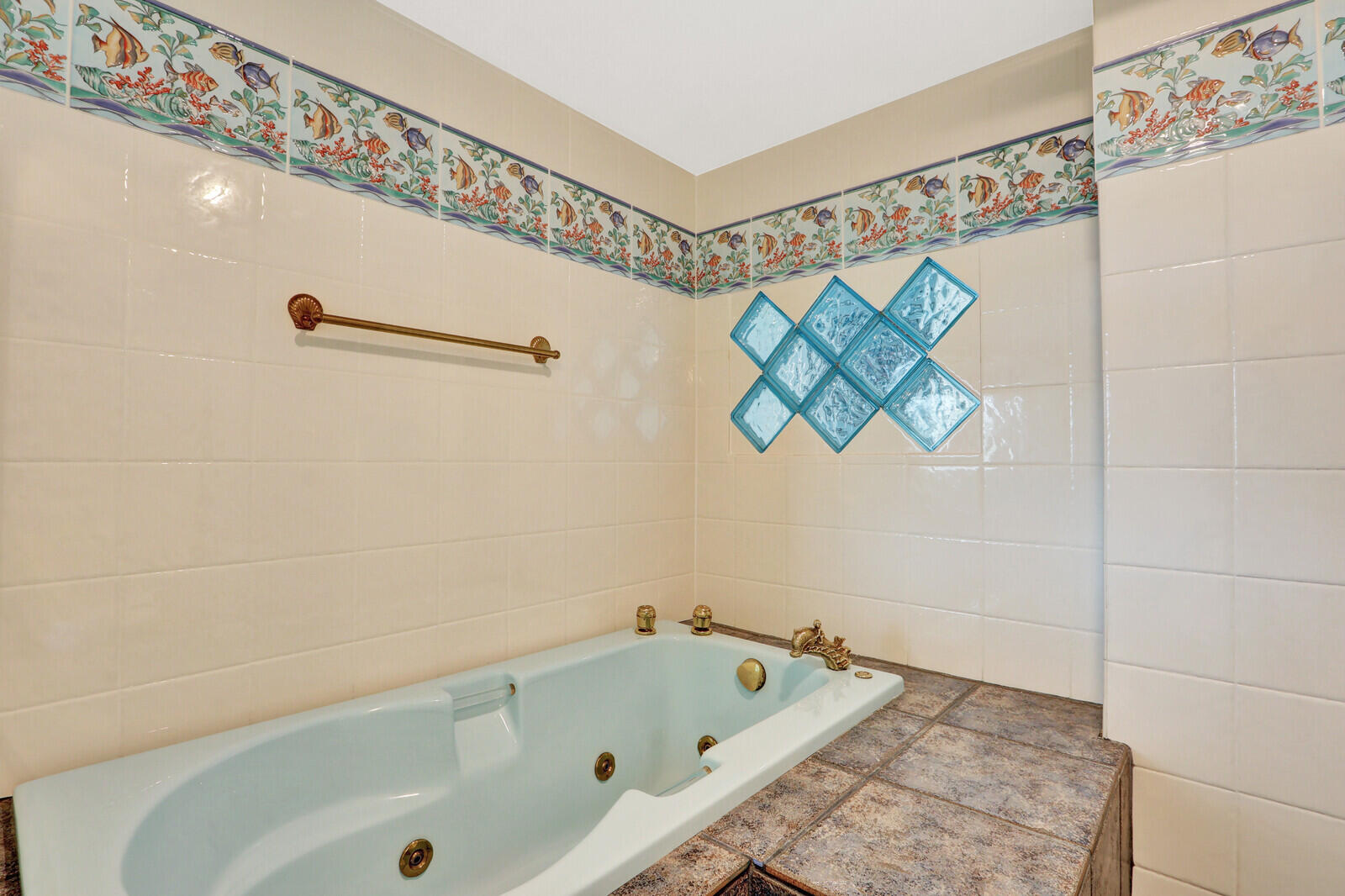 CASTLEWOOD TOWN VILLAS CONDO - Residential