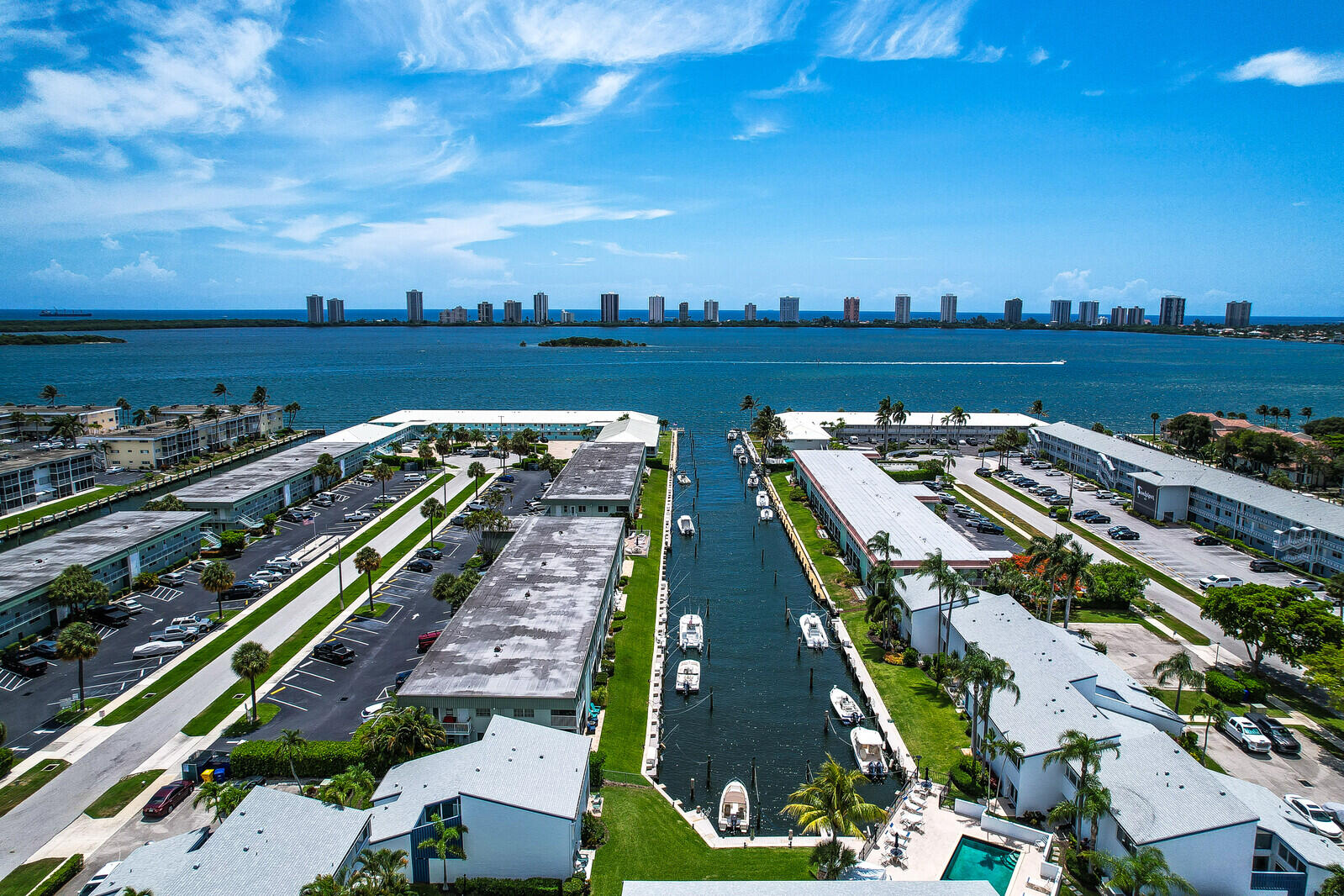 CASTLEWOOD TOWN VILLAS CONDO - Residential
