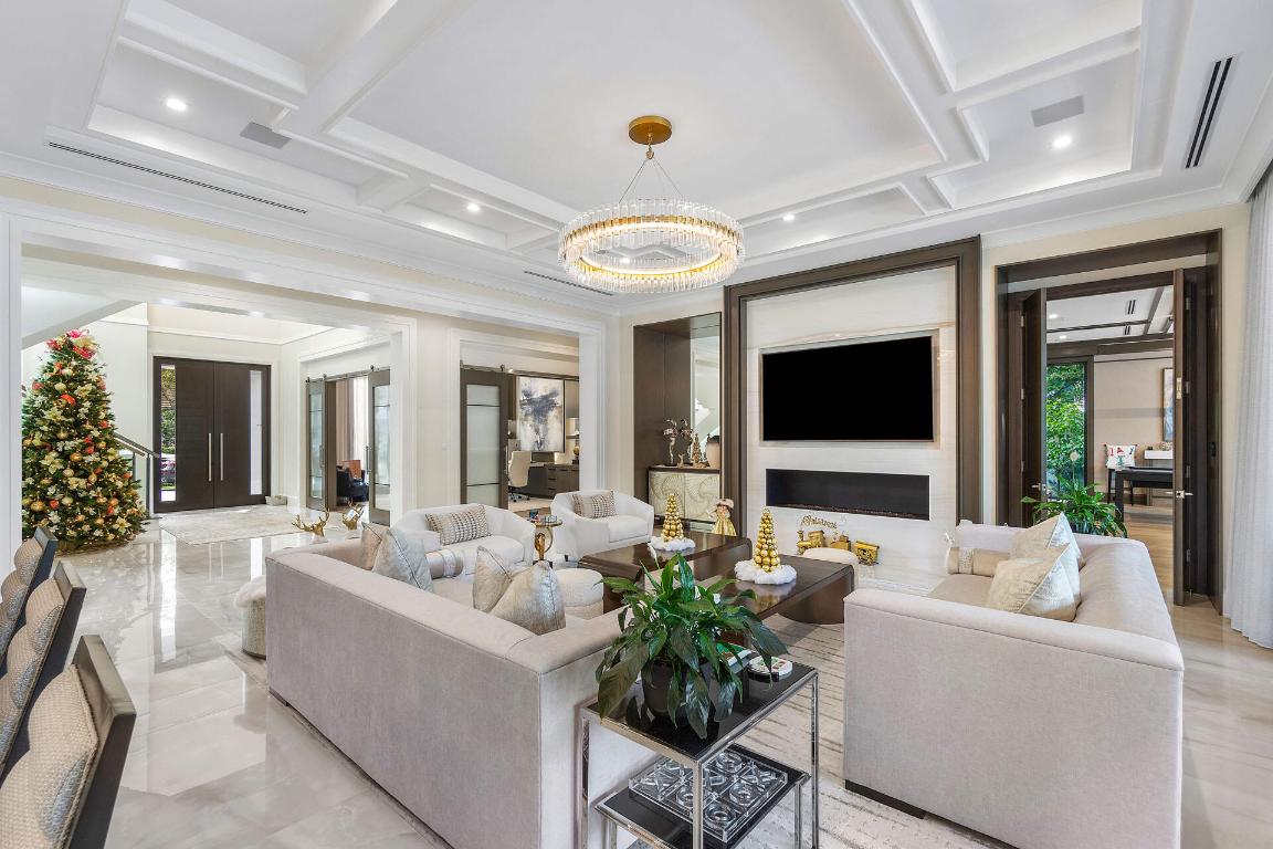 ROYAL PALM YACHT & COUNTRY CLUB - Residential