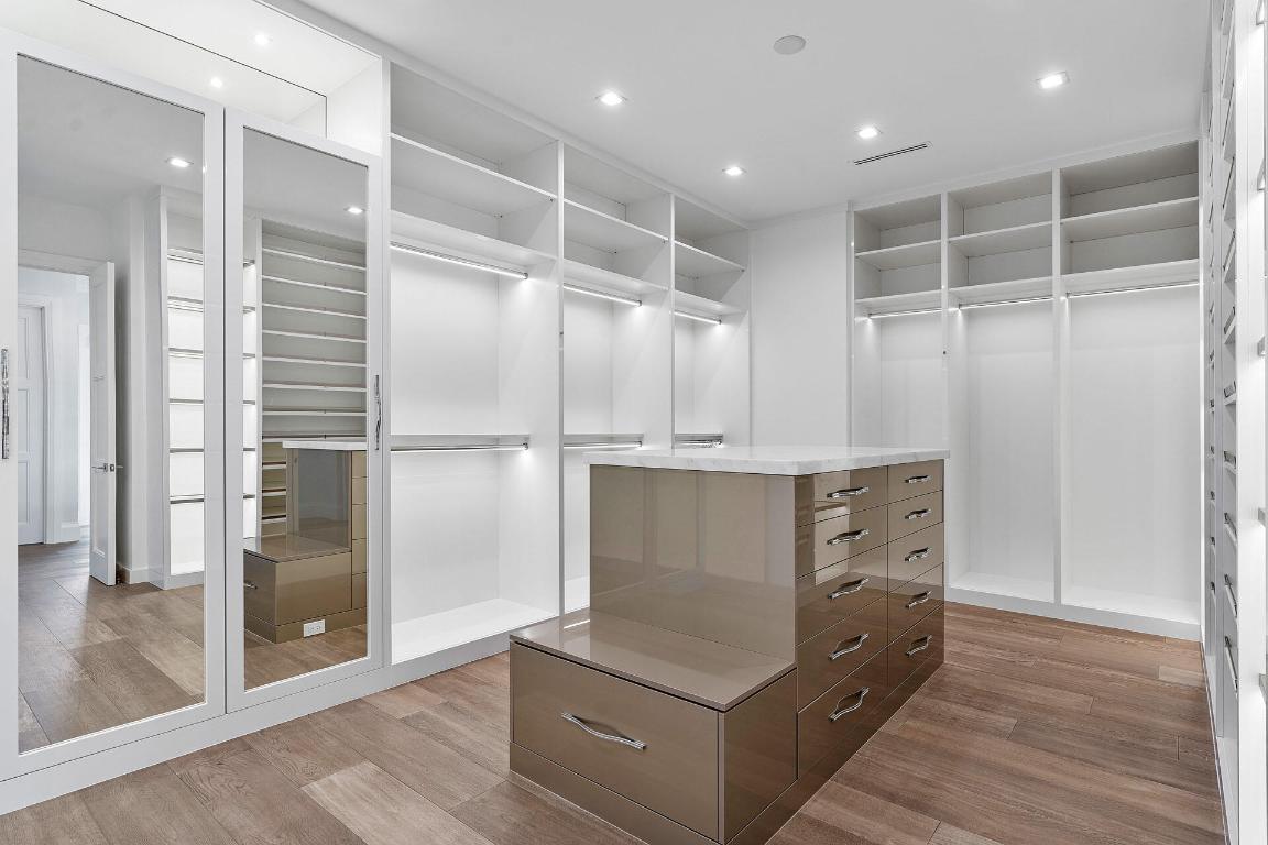 ROYAL PALM YACHT & COUNTRY CLUB - Residential