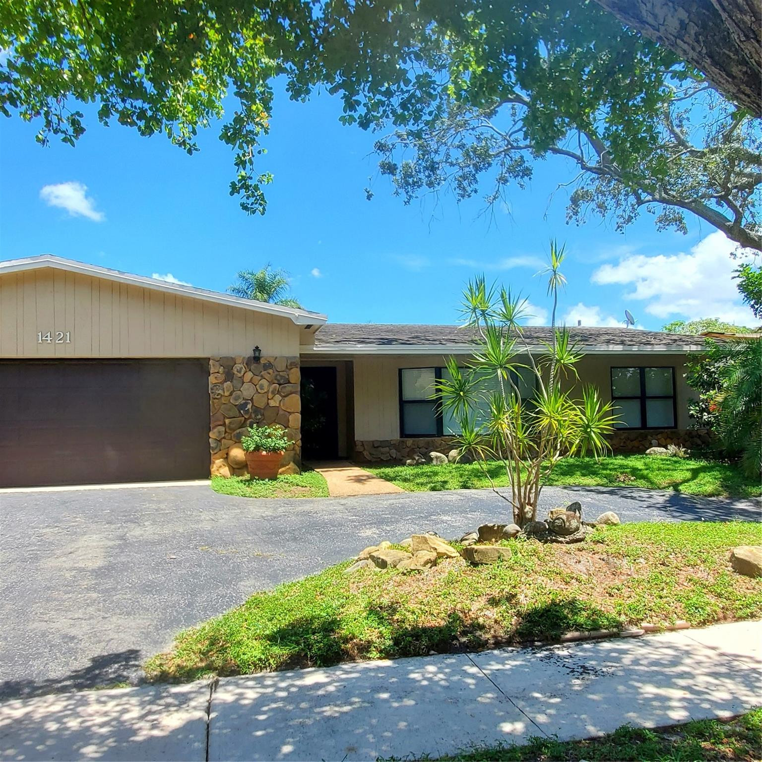 PEMBROKE LAKES SEC 6 - Residential Lease