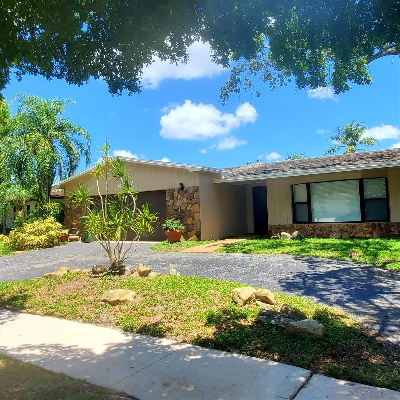 PEMBROKE LAKES SEC 6 - Residential Lease