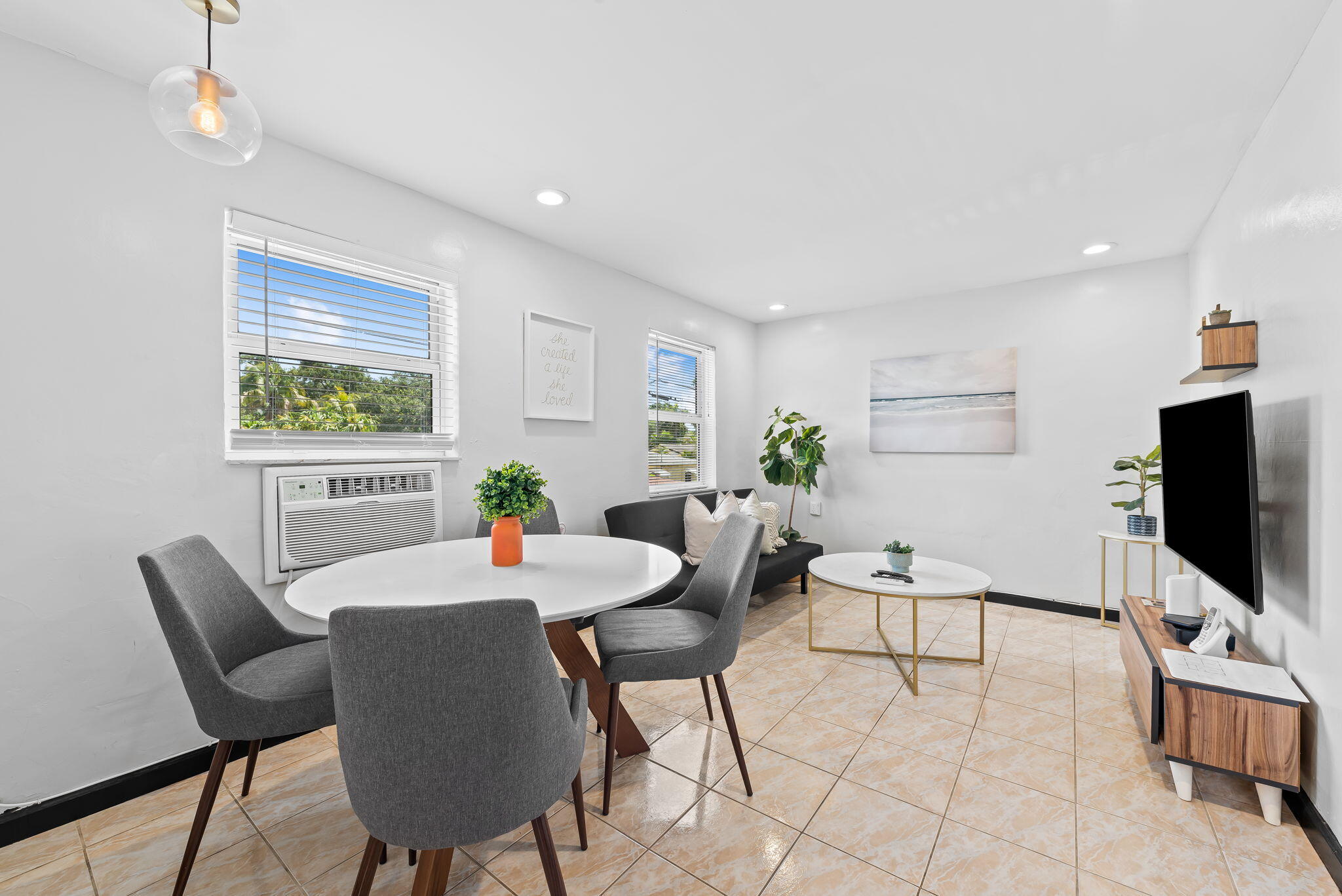 HOLLYWOOD - Residential Income