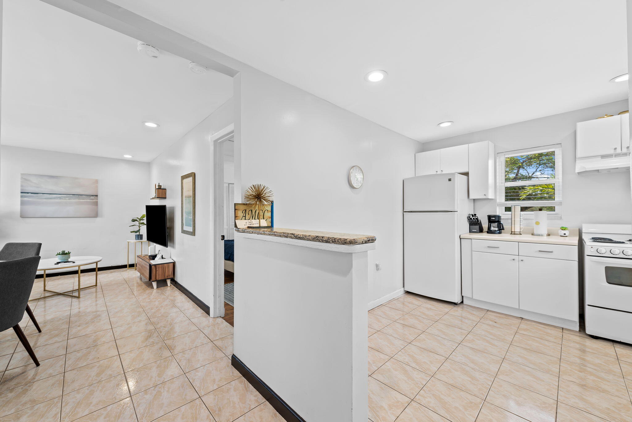 HOLLYWOOD - Residential Income