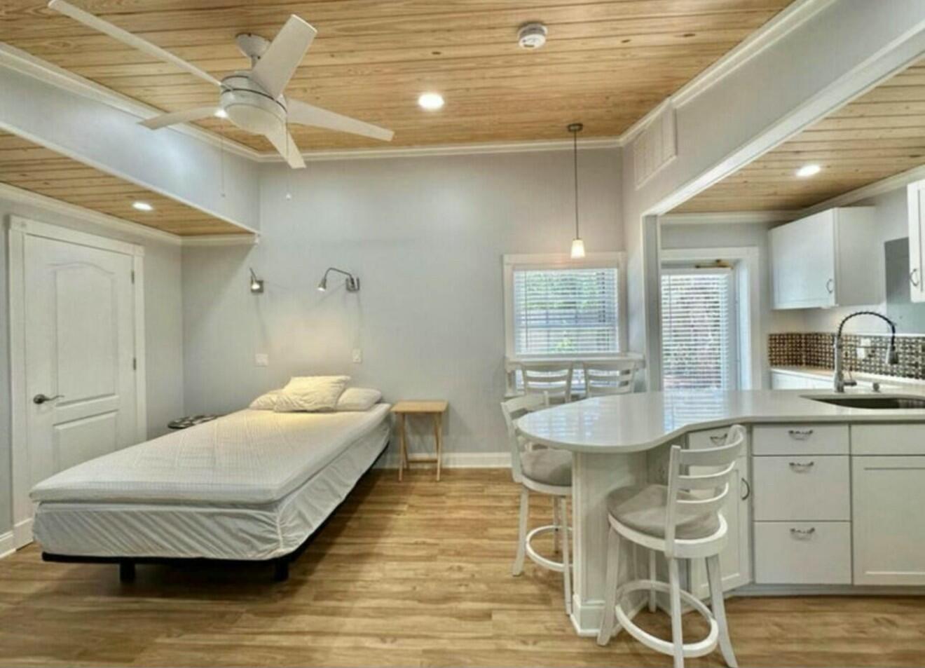 DELRAY MNR - Residential Lease