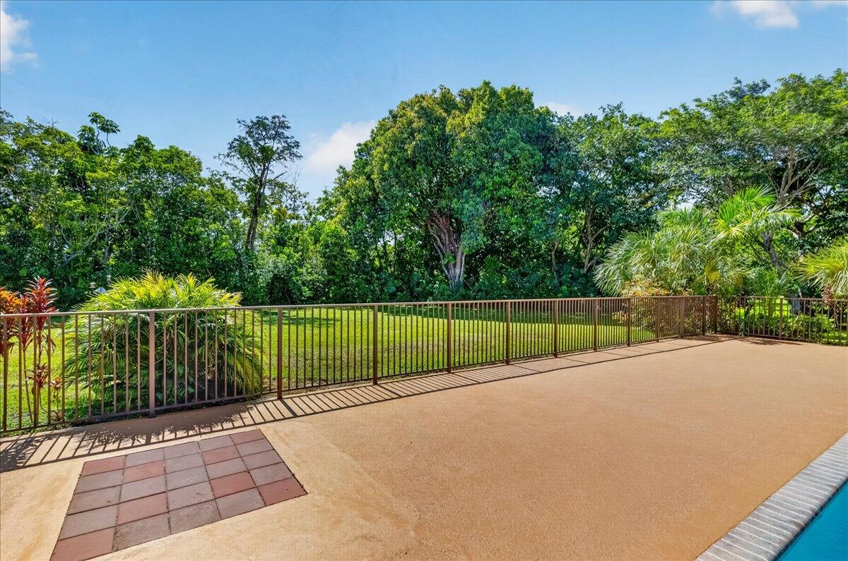 WHISPERING WOODS - Residential