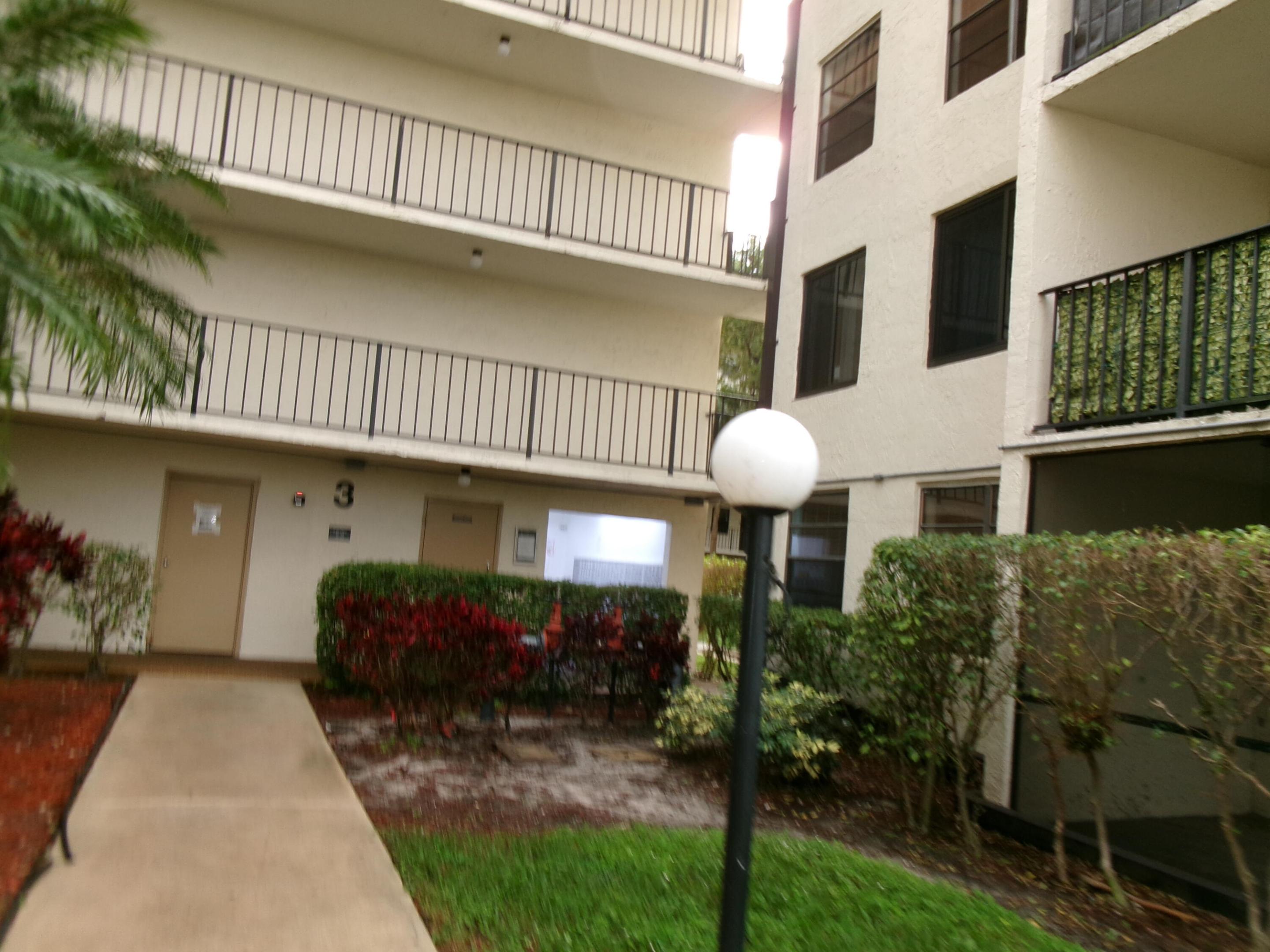 BANK FORECLOSURE, ORIGINAL, LARGE CONDO LOTS OF SQUARE FOOTAGE, QUIET, MAKE IT YOUR ON STYLE AFTER UPGRADES.