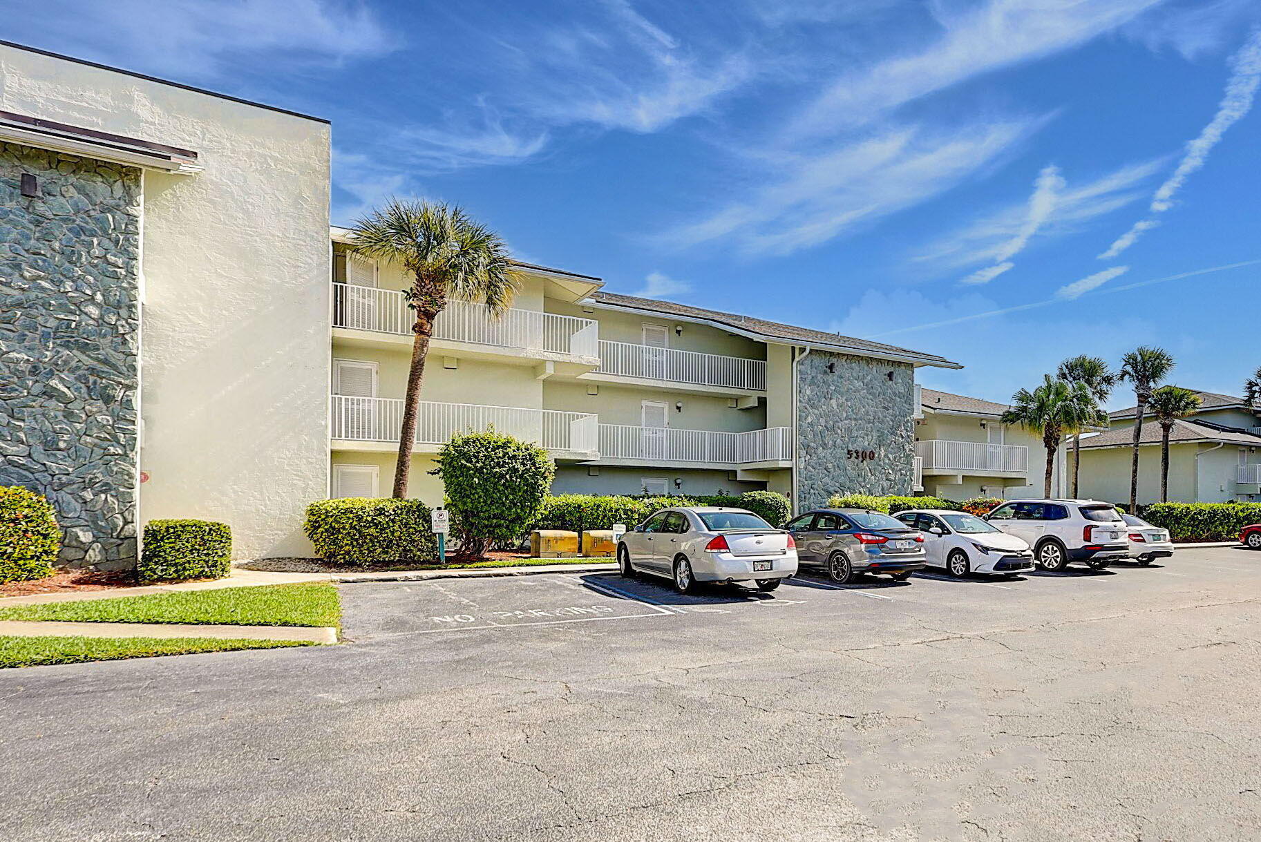 GOLF VILLAS - Residential