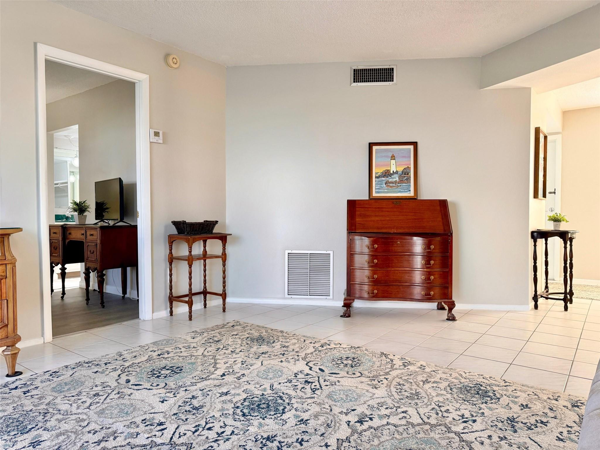 Emerald Condo - Residential