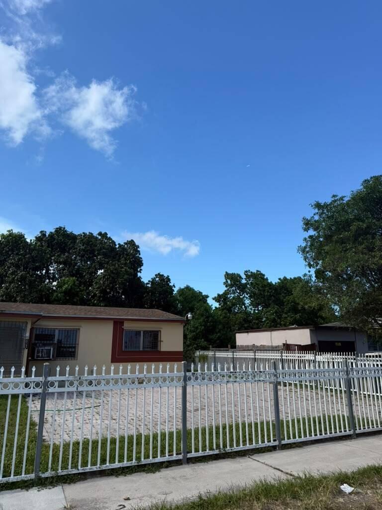 MIAMI MODERN MANORS - Residential
