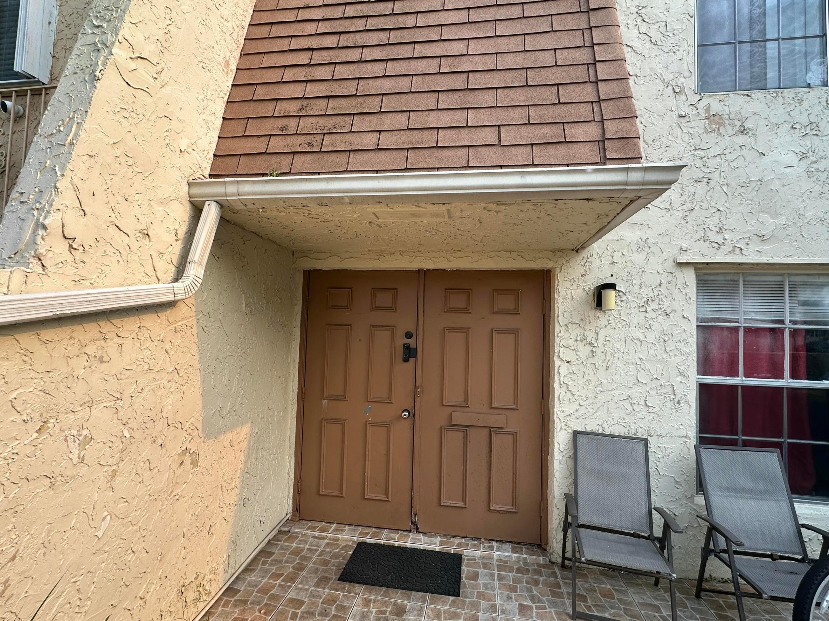INVESTOR'S DREAM. THIS BEAUTIFUL TOWNHOUSE RENTS FOR AT LEAST $1,900. THERE IS NO HOA FEE. NO APPROVAL IS NEEDED. THIS TOWNHOUSE FEATURES CARPETED FLOORS, WHITE KITCHEN CABINETS. 1/2 BATHROOM DOWNSTAIRS FOR THE GUEST AND 2 MASTER SUITES: BEDROOMS WITH THEIR OWN BATHROOMS UPSTAIRS. THIS PROPERTY ALSO HAS ITS OWN PRIVATE BACKYARD. ONLY APPLIANCES ON THE PREMISES WILL BE INCLUDED IN THE SALE. NICE QUIET AREA. WALKING DISTANCE TO UNIVERSITY DR WHERE TRANSPORTATIONS, STORES, WORSHIP PLACES, SCHOOLS, ETC...