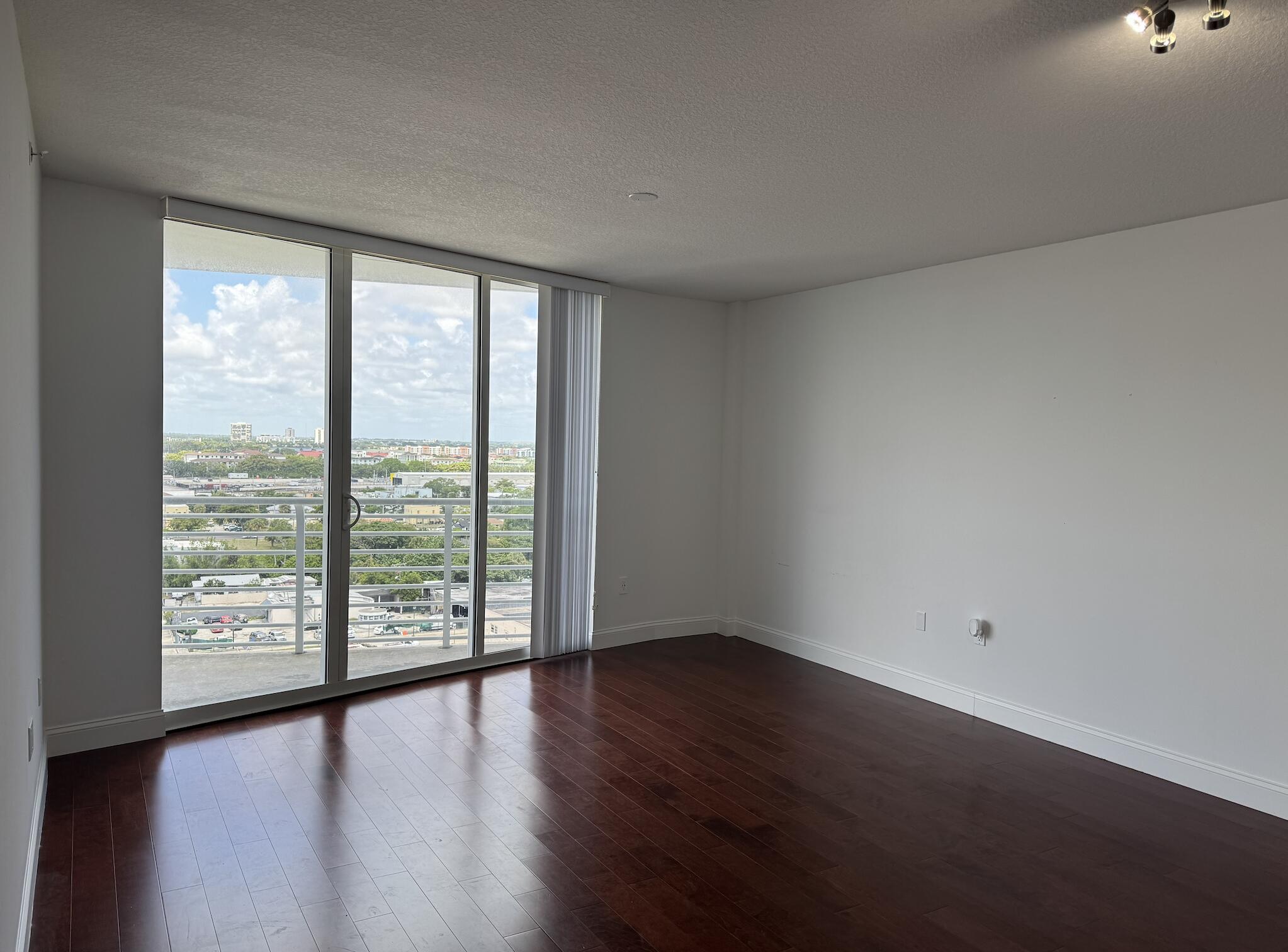 SLADE CONDO - Residential
