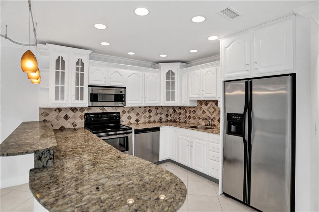 BAY COLONY CLUB - Residential