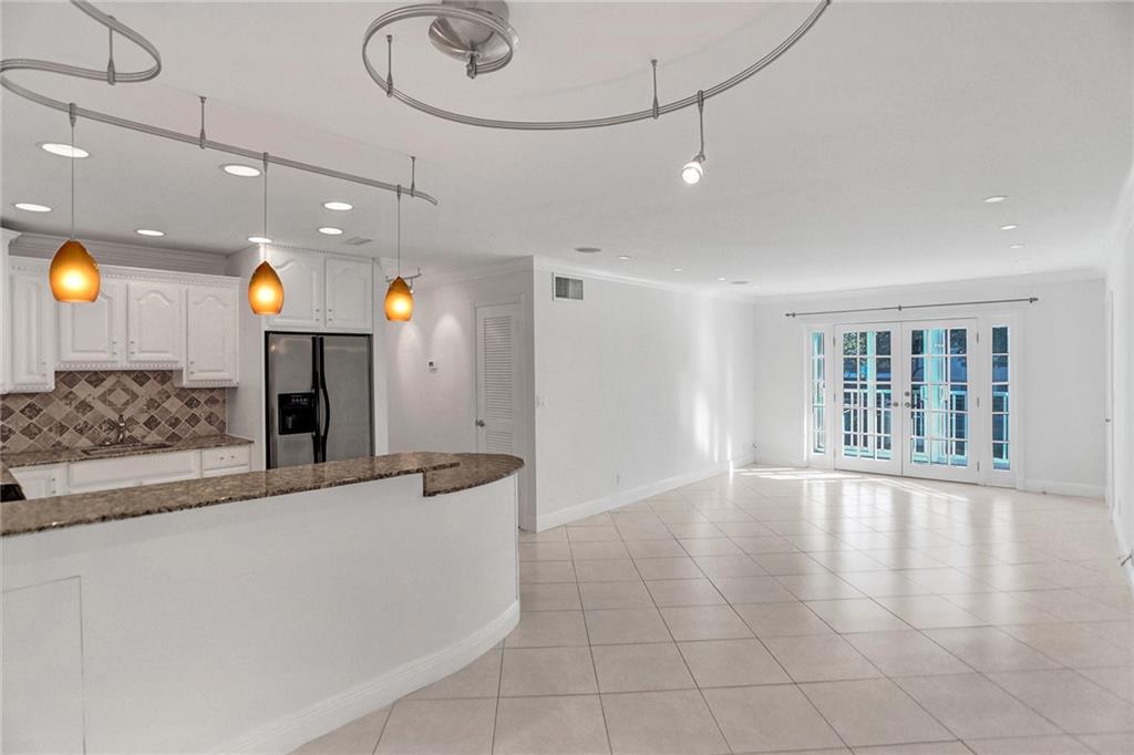 BAY COLONY CLUB - Residential