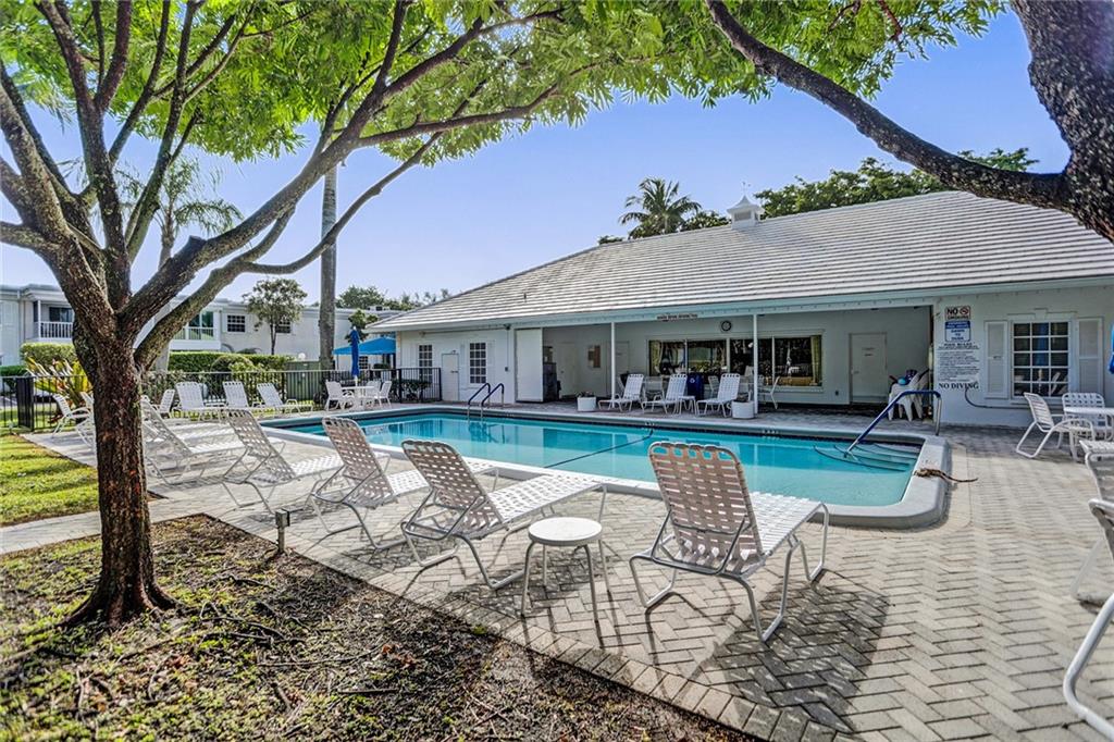 BAY COLONY CLUB - Residential