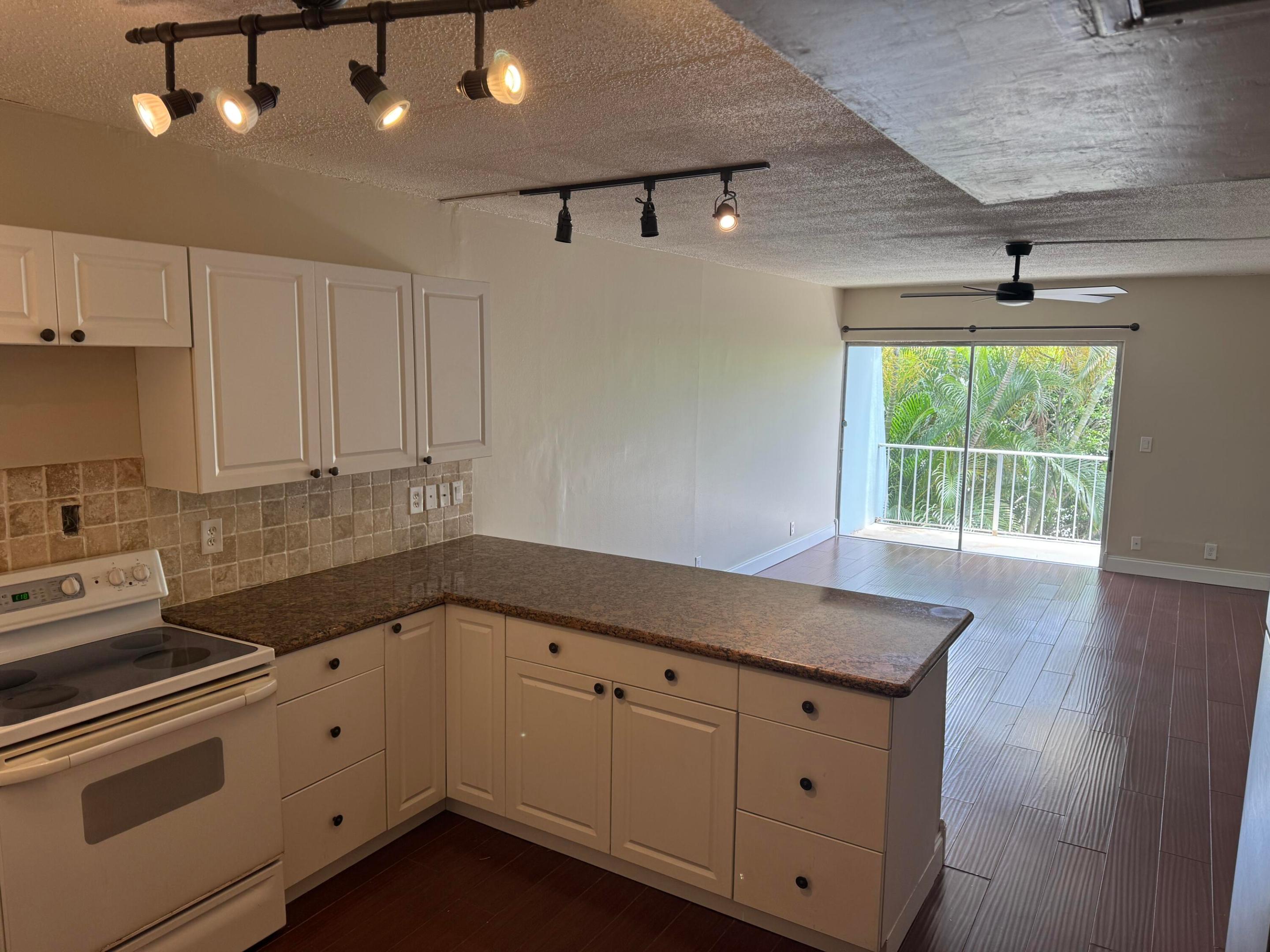 LORI-LYNN CONDO - Residential