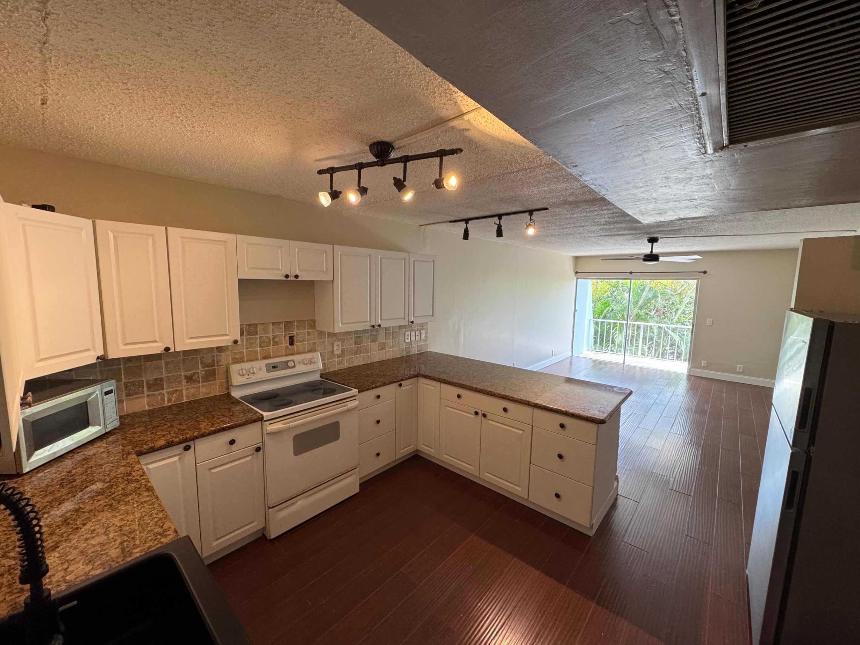 LORI-LYNN CONDO - Residential