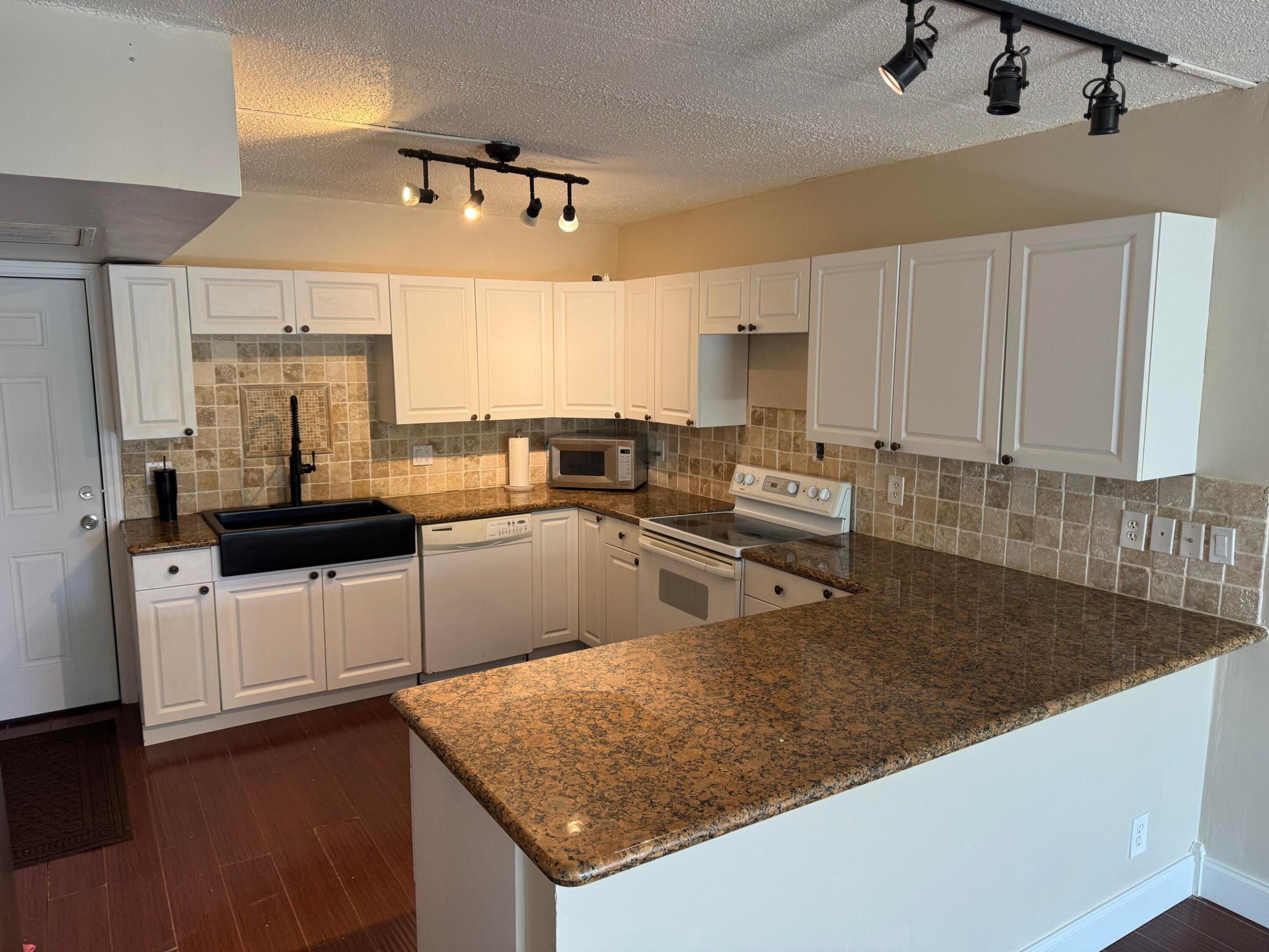 LORI-LYNN CONDO - Residential