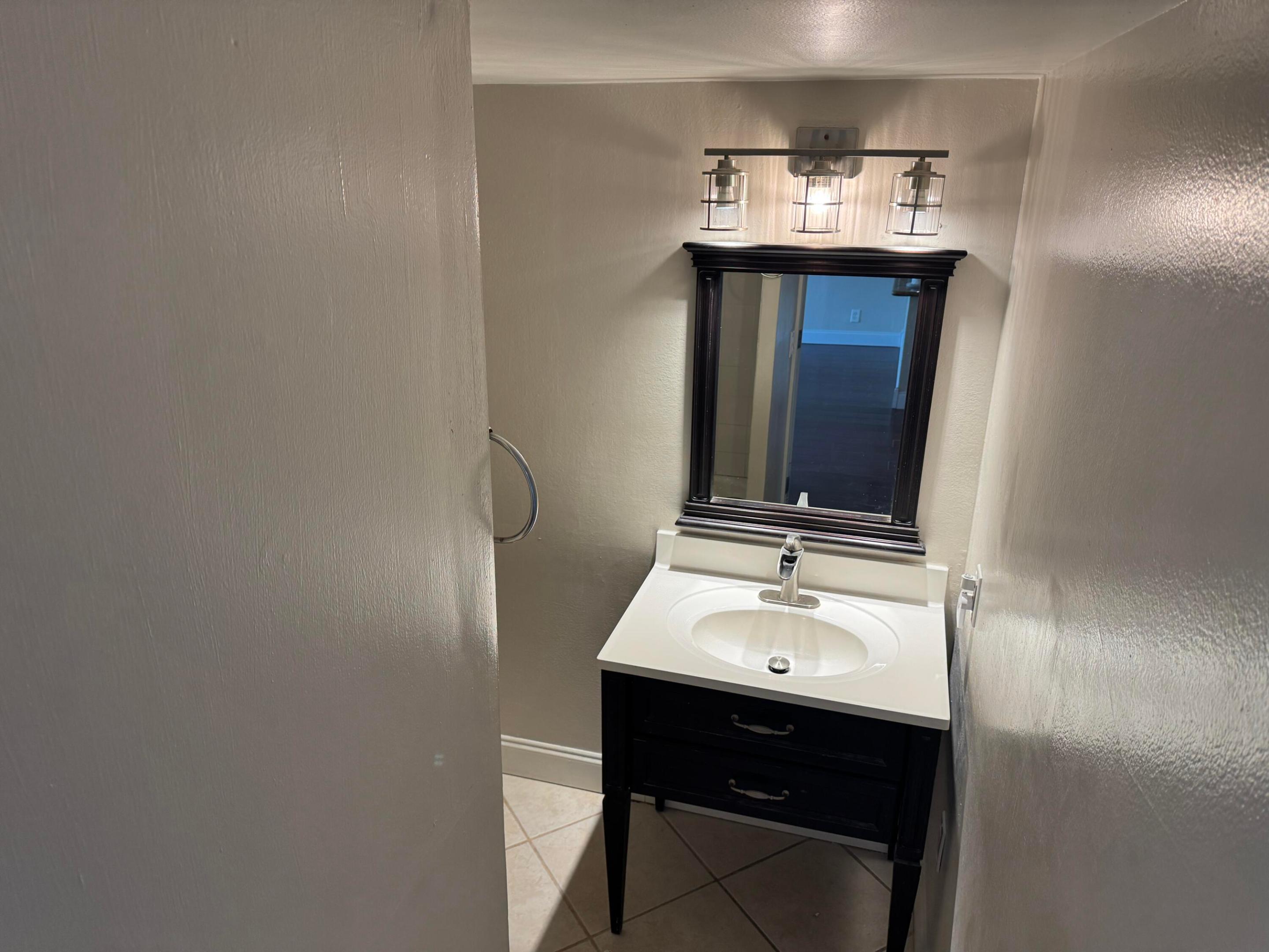 LORI-LYNN CONDO - Residential