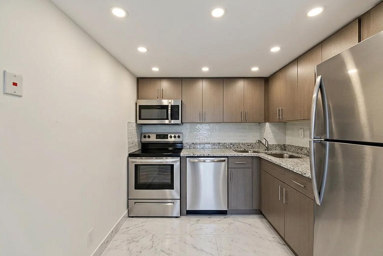 RUNAWAY BAY CONDO - Residential