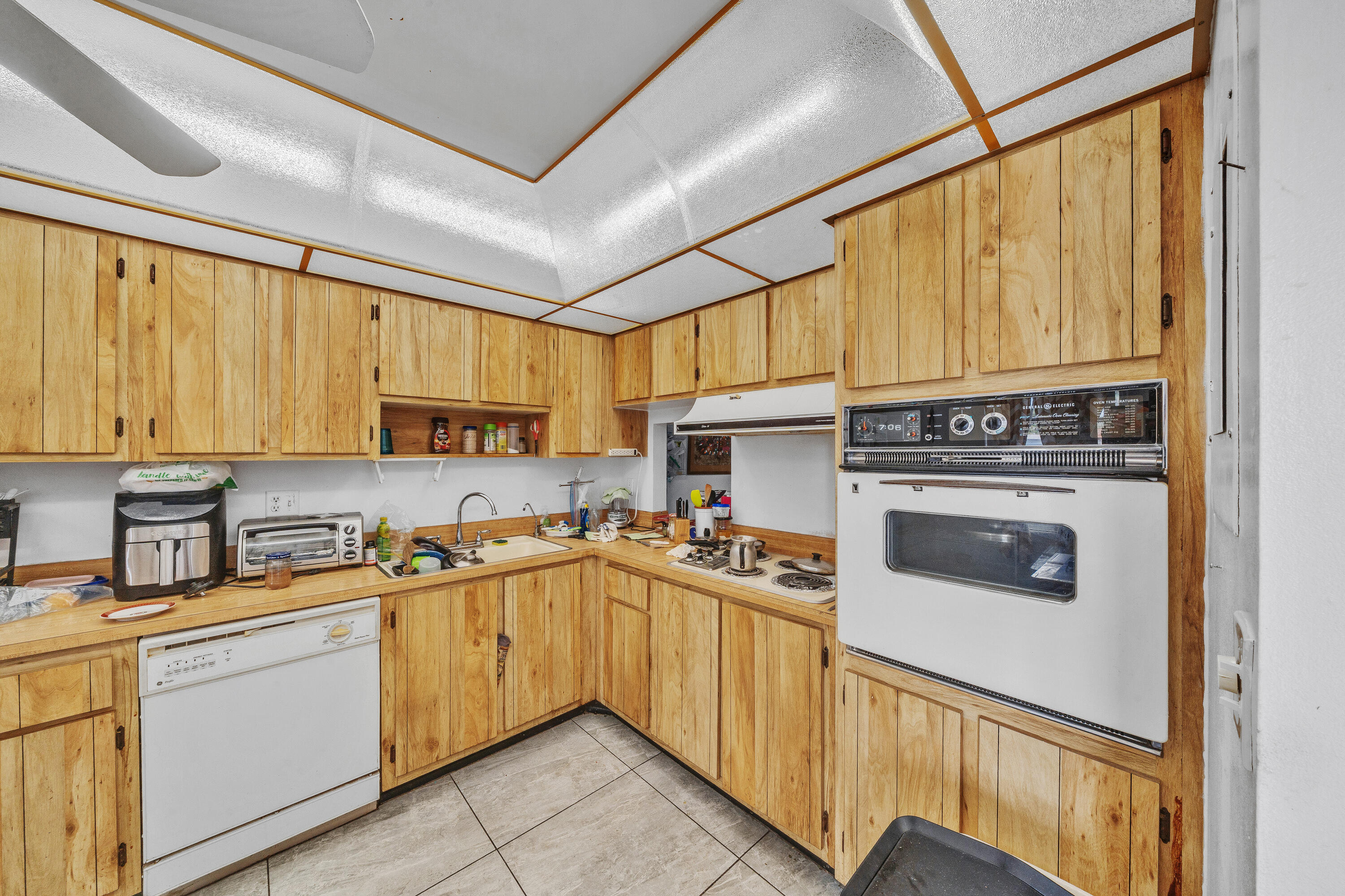 CRESTHAVEN CONDO TOWNHOMES SEC 2 - Residential