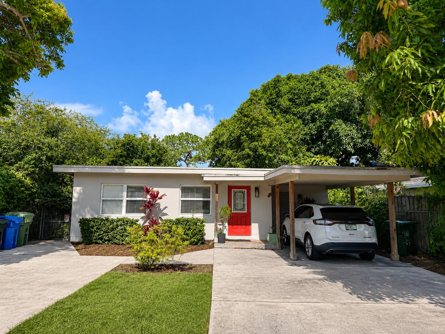 Modern finishes and total privacy abound in this completely detached centrally located Fort Lauderdale home.  Private courtyard and in unit laundry. Impact windows and doors make this home whisper quiet while moments away from all the hustle and bustle of the city or the energy of Fort Lauderdale beach.