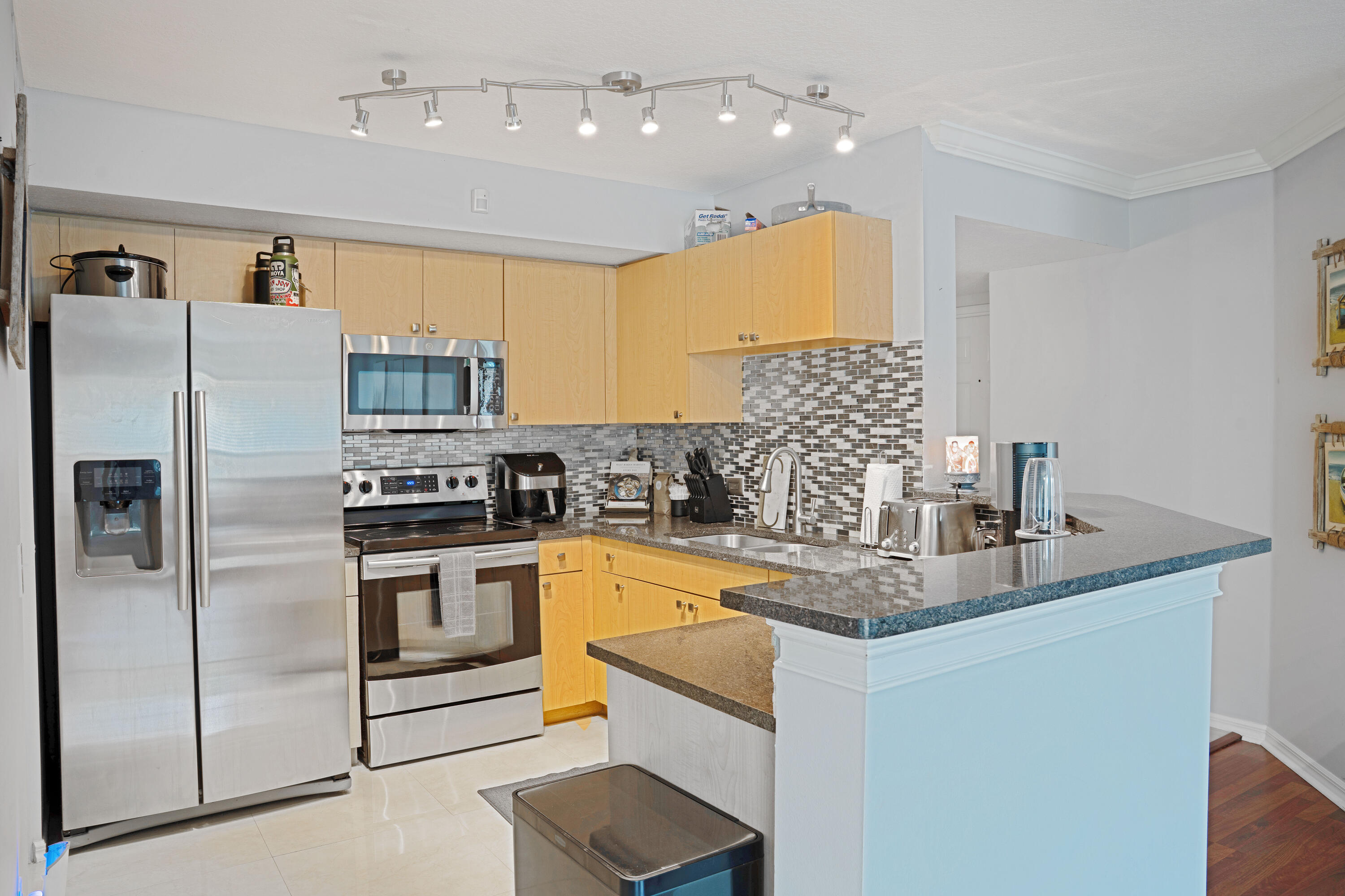 VILLA DEL SOL CONDOMINIUM - Residential
