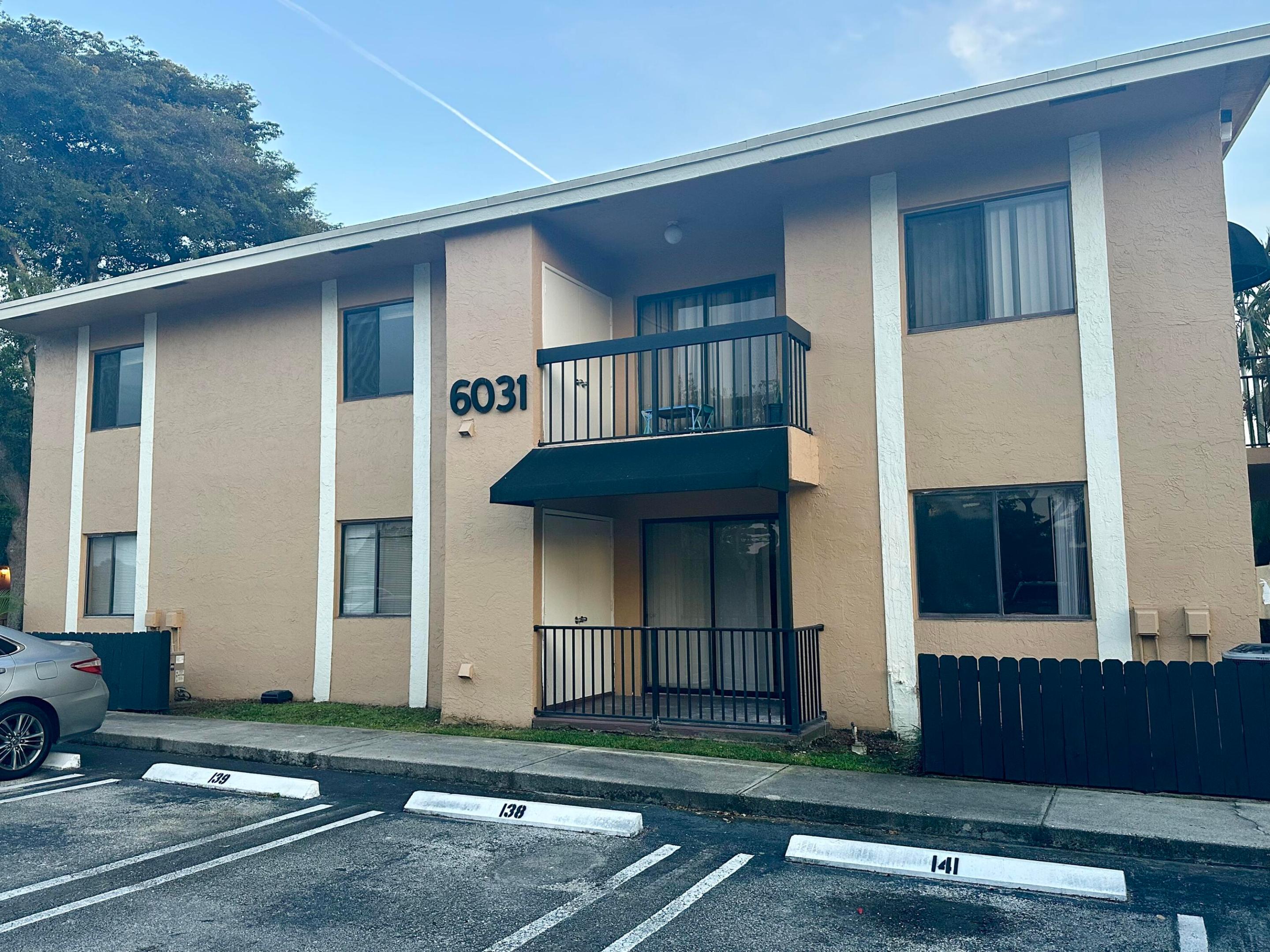 Beautiful 3 bedroom*2 bathrooms apartment In Greenacres*Updated kitchen cabinets with granite countertops* updated bathrooms*all tile floors* washer and dryer inside the unit. 2ND Floor unit