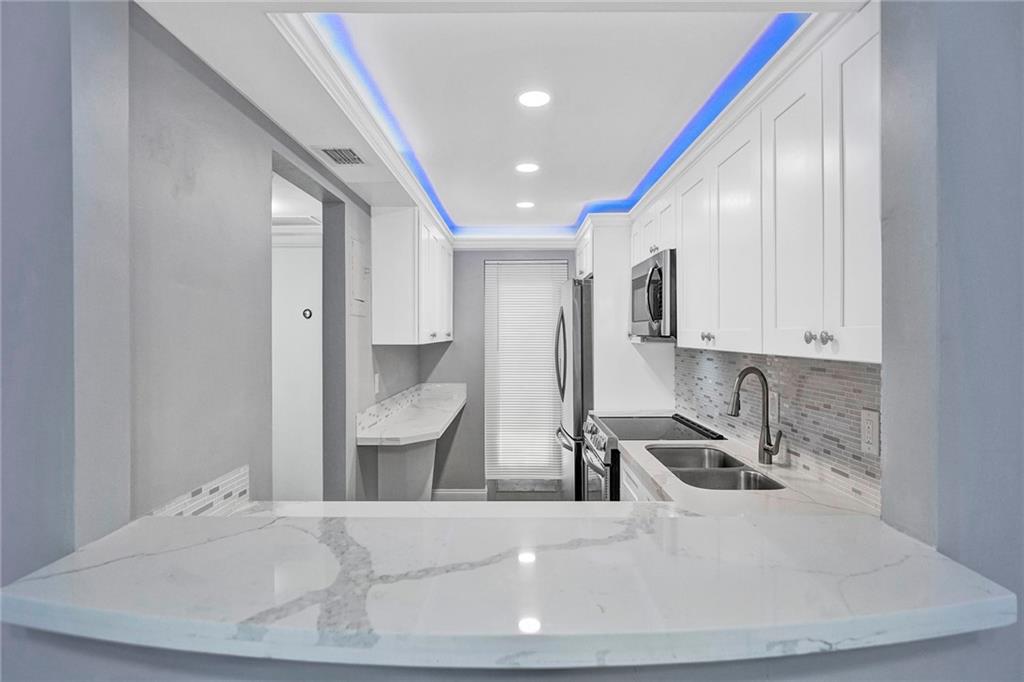 Lighthouse Point Plaza - Residential