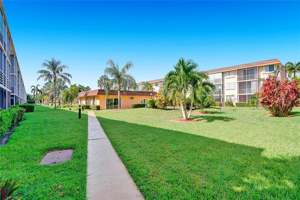 Lighthouse Point Plaza - Residential