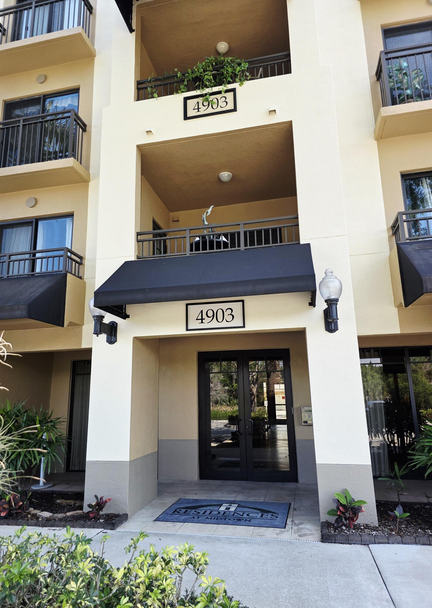 RESIDENCES AT MIDTOWN UNIT  #3321 AN UPSCALE COMMUNITY, WITHIN WALKING DISTANCE TO RESTAURANTS, SHOPS, GOLF, CHURCHES...YOU NAME IT!S OFFICESOFFERED UNFURNISHED, NEW APPLIANCES, PAINT, COMPLETELY UPDATED, TILE FLOORS, NEW APPLIANCES, WINDOW TREATMENTS & PAINT. SOPHISTICALLLY LOCATED IN AN UTMOST UPSCALE COMMUNITY WITHIN WALKING DISTANCE TO RESTAURANTS, SCHOOLS, OFFICES, CHURCHES, BEACHES AND AIRPORTS. A FANTASTIC OPPORTUNITY TO WORK AT HOME IN THIS 2 OR 3 BEDROOM 2 BATH HOME. AMENITIES GALORE FOR A VERY SOPHISTICATED CLIENTELE. THIS IS A WONDERFUL OPPORTUNITY TO RENT SHORT OR LONG TERM, OFFERED UNFURNISHED ANNUAL RENTAL. NEW APPLIANCES, COMPLETE TILE FLOORING WALK EVERYWHERE.