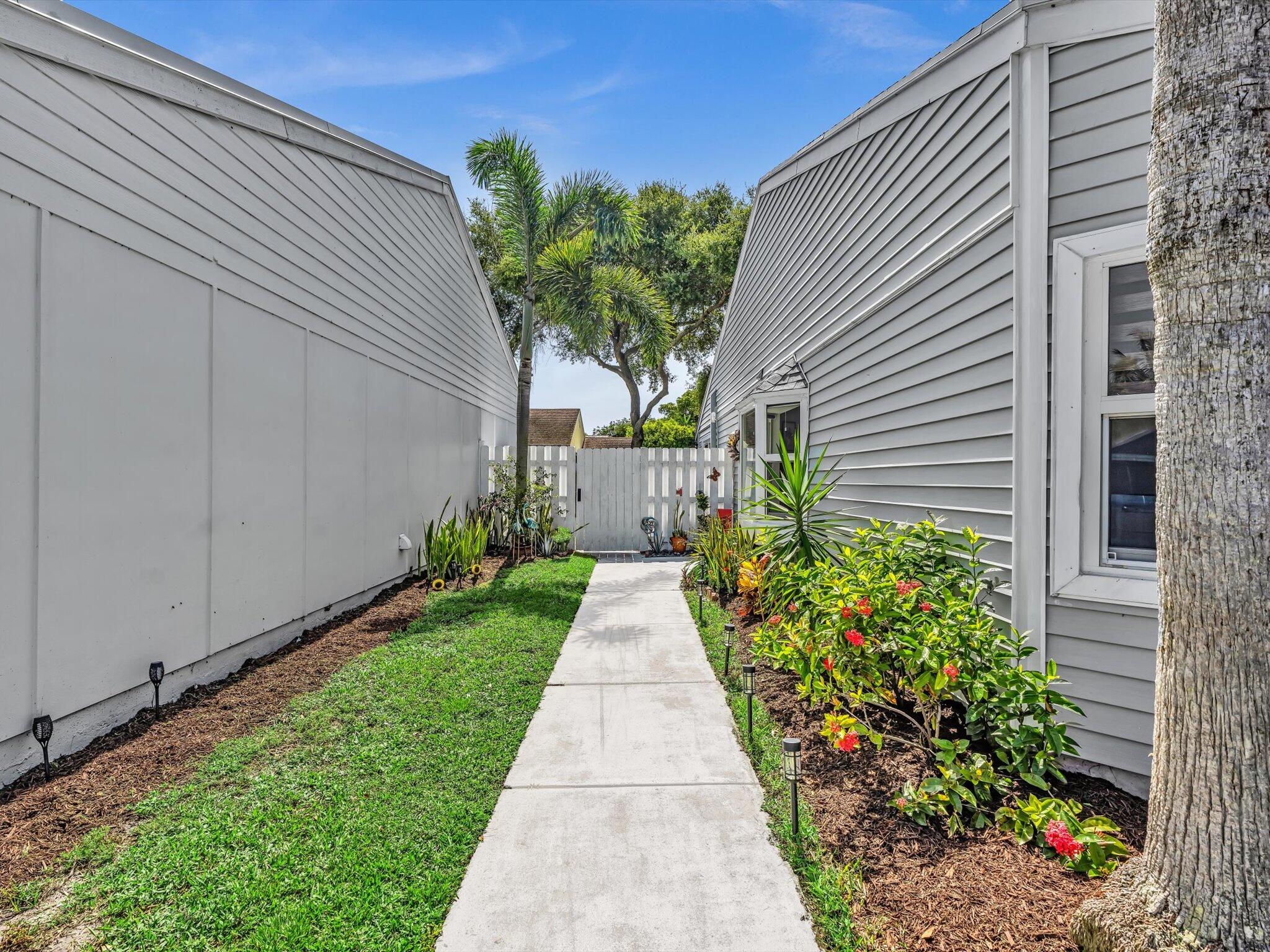 BOYNTON LAKES 4 - Residential