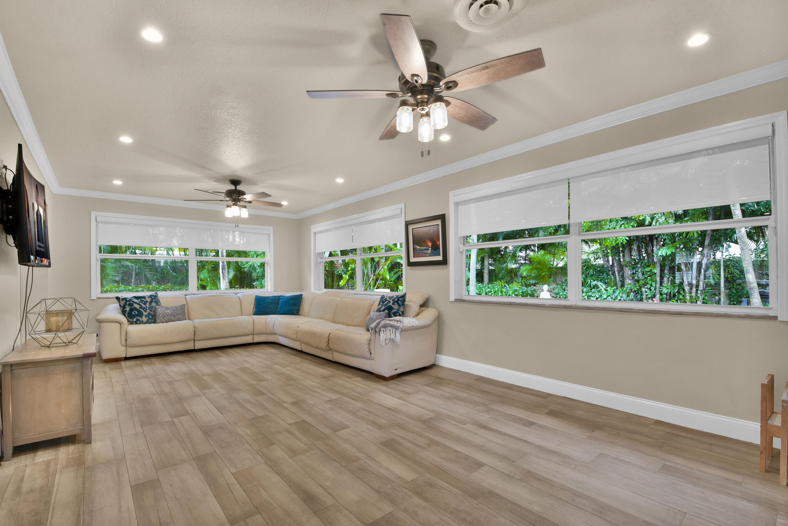 HOLLYWOOD HILLS - Residential