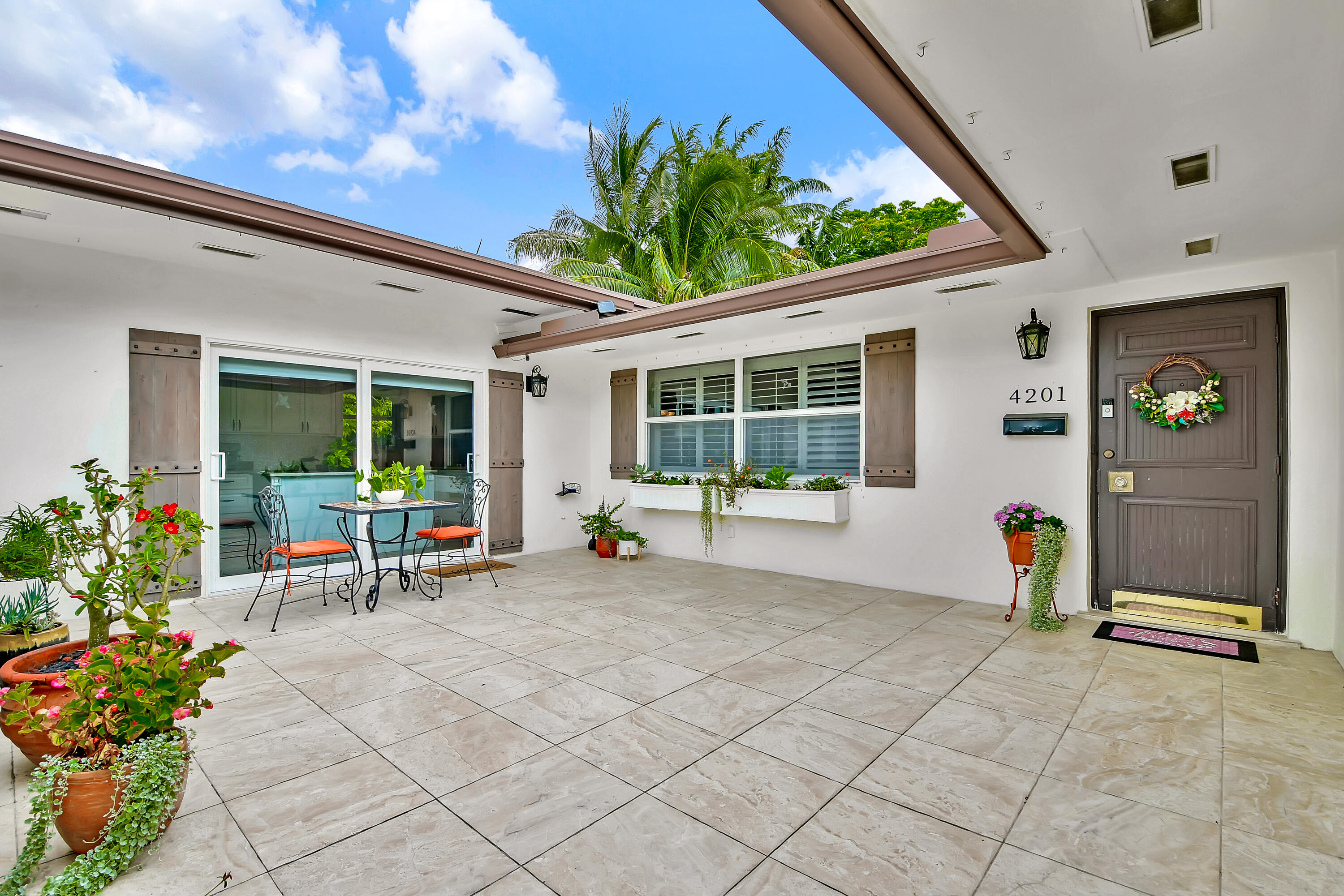 HOLLYWOOD HILLS - Residential