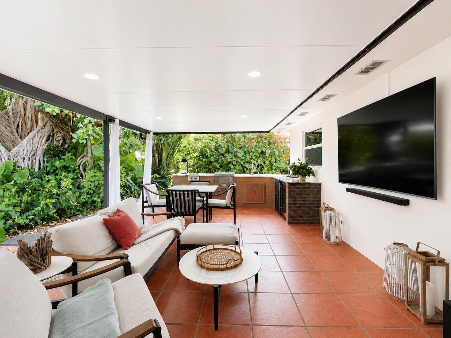 HOLLYWOOD HILLS - Residential