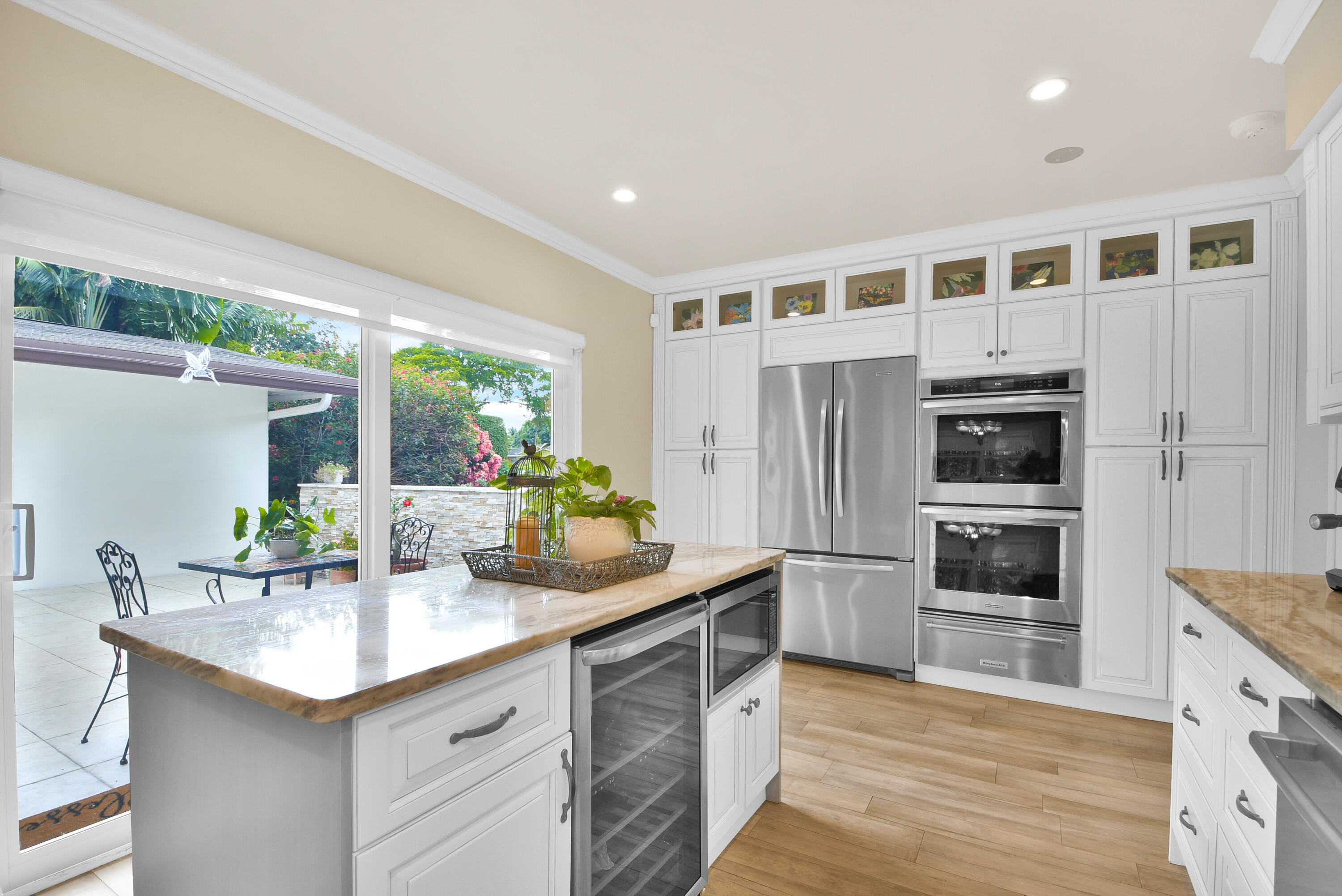 HOLLYWOOD HILLS - Residential