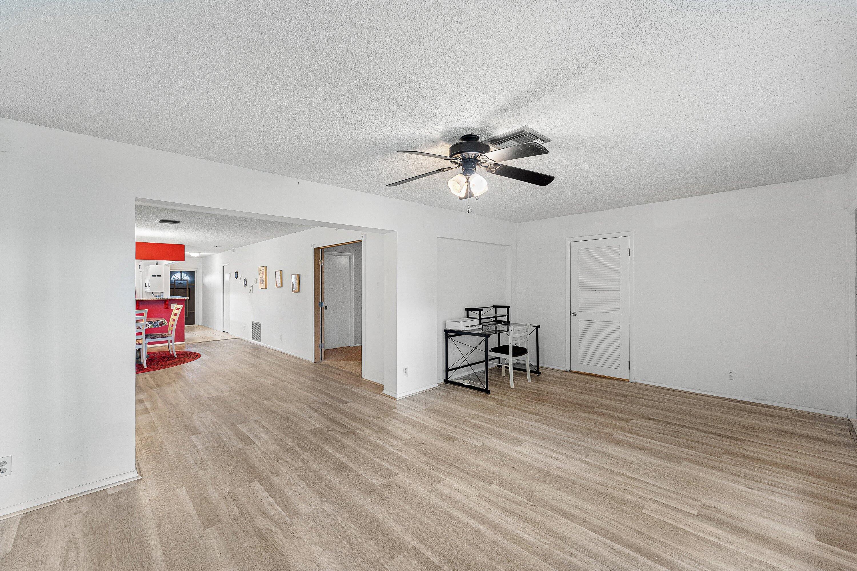 CRESTHAVEN TOWNHOMES SEC 5 CONDO - Residential